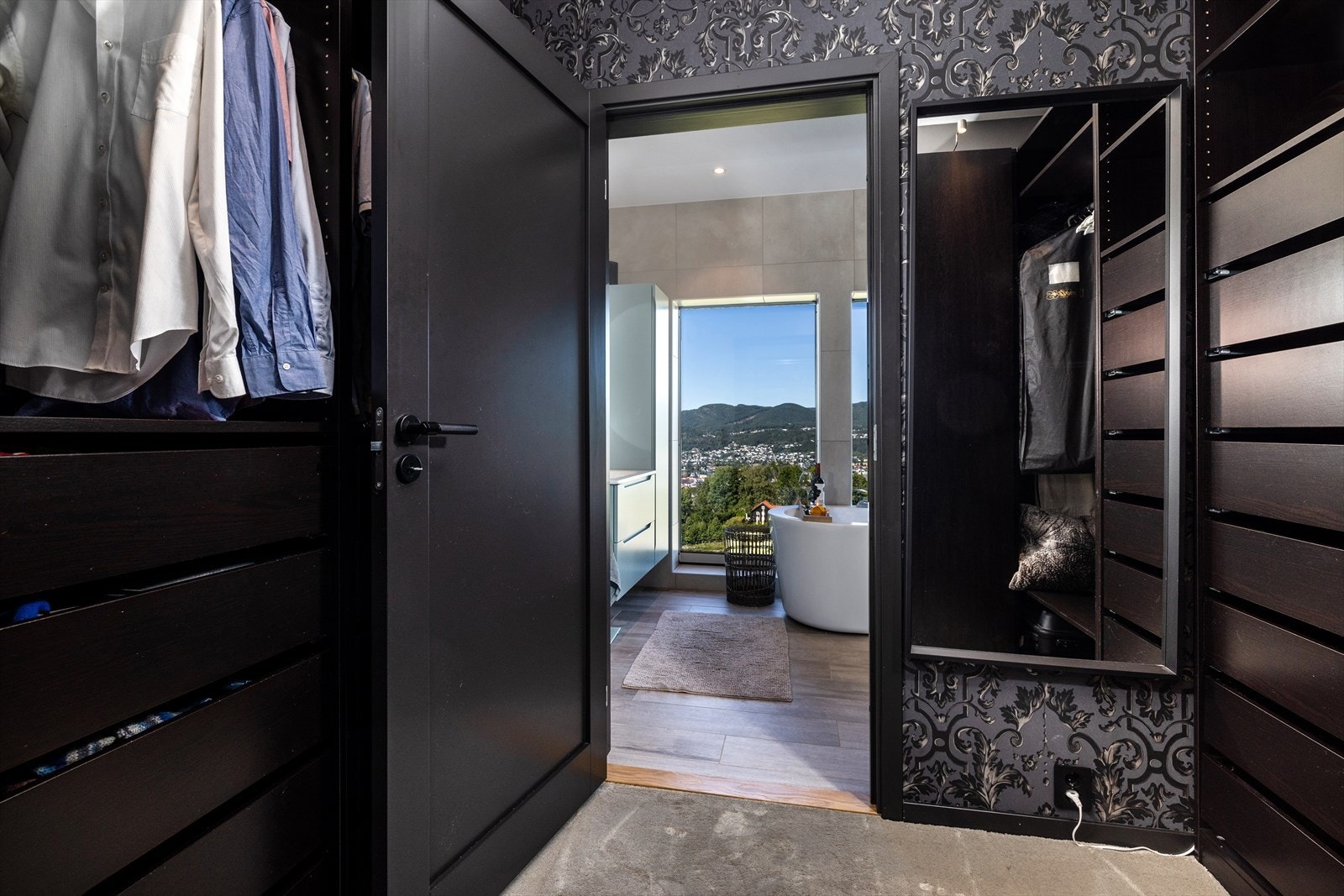 Walk in closet har allergivennlige tepper på gulv og innredet med Ikea PAX system, der en har god plass til alt av klær, sko og diverse tilbehør. Galleribilde