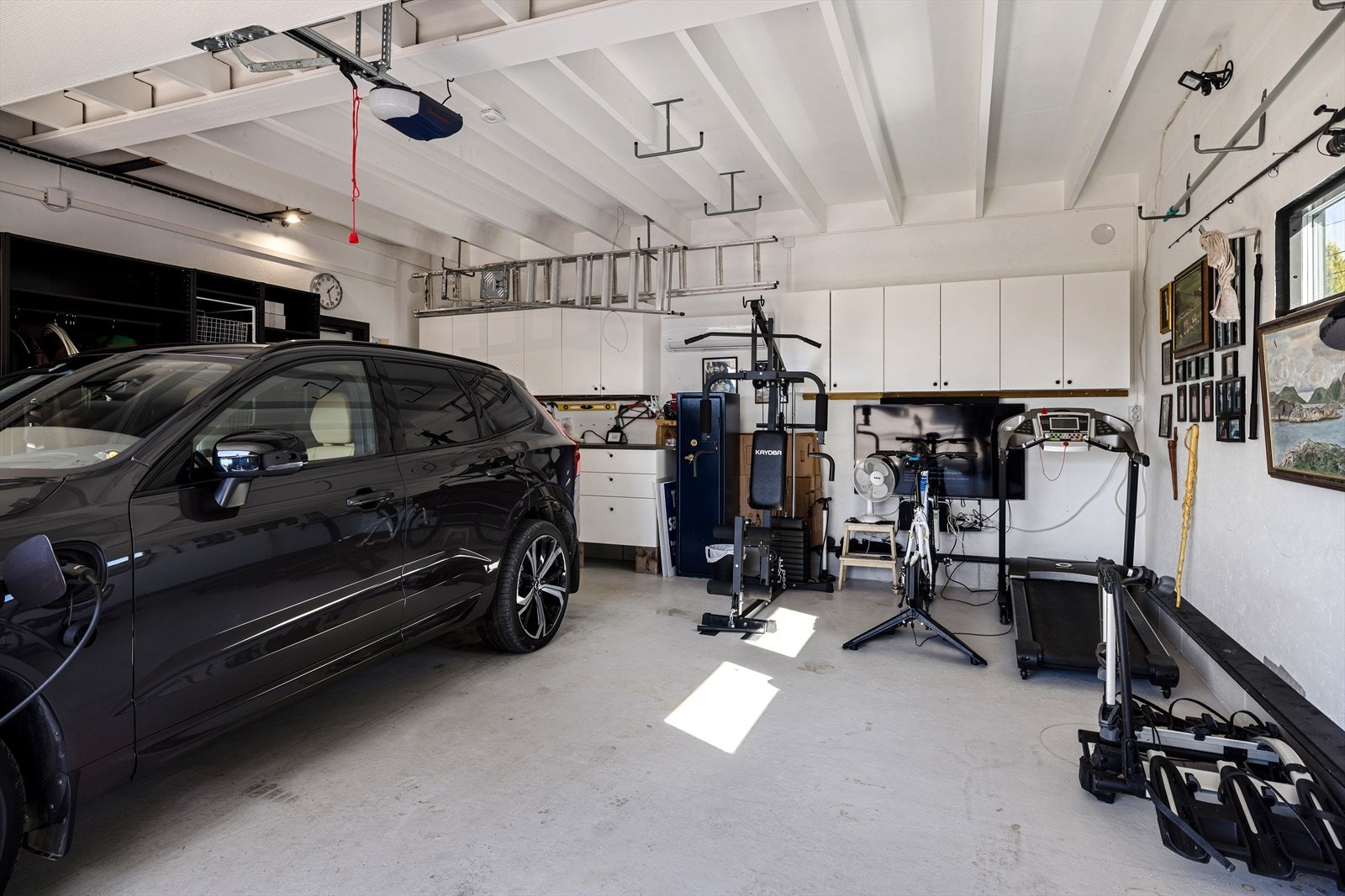 Garasjen har ekstra takhøyde og åpning, i tillegg til praktisk skapinnredning for diverse oppbevaring og det er installert elbilladere i hver garasje. Galleribilde