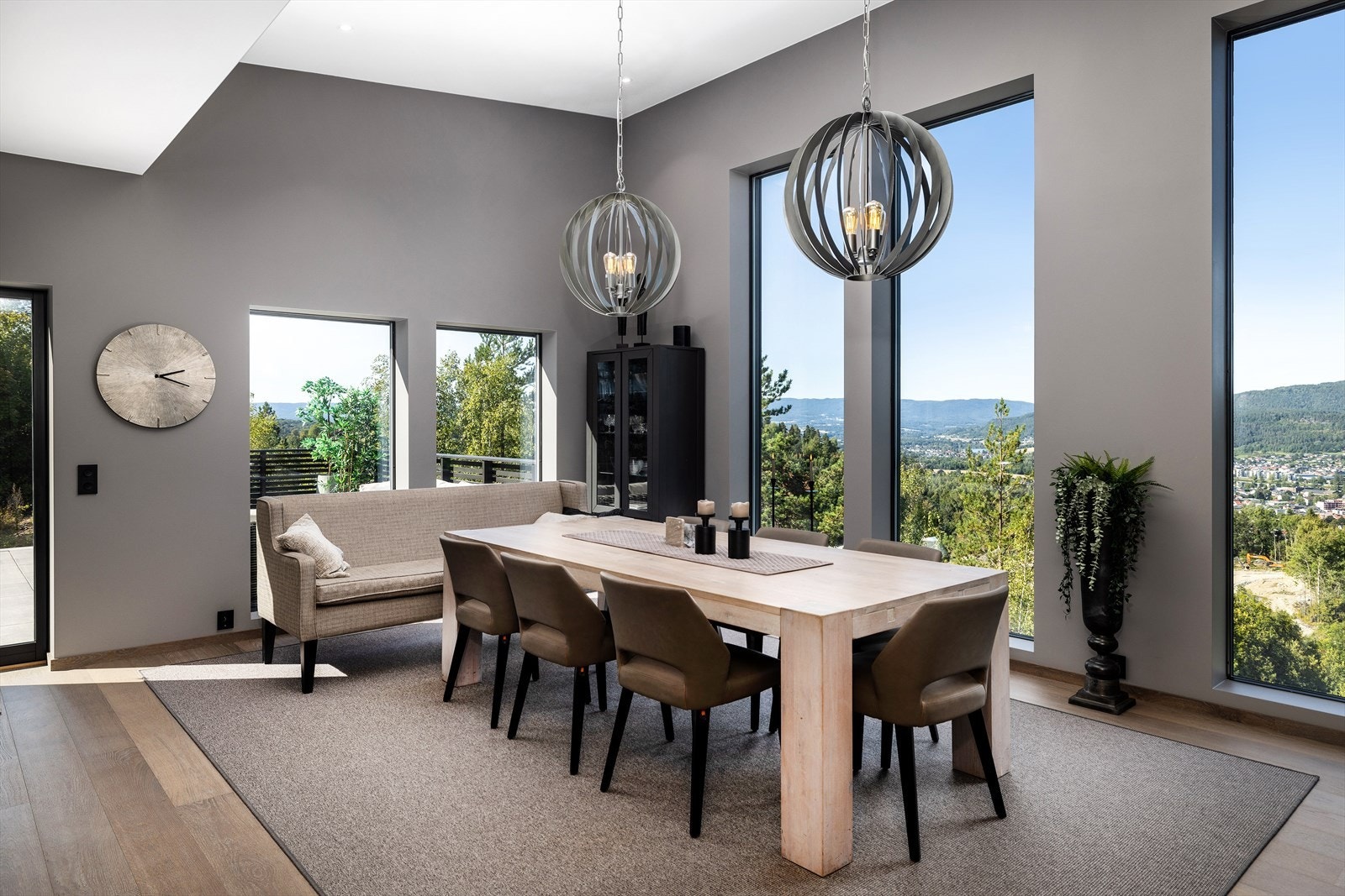 Spisebordet finner sin naturlige plassering ved kjøkkenet. Galleribilde