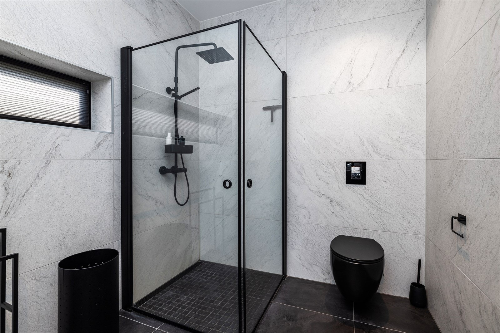 Videre er badet utstyrt med dusjhjørne med regnsdusj, som gir deg den luksuriøse følelsen en tidlig morgen og vegghengt toalett. Rommet er klargjort for vaskemaskin. Galleribilde