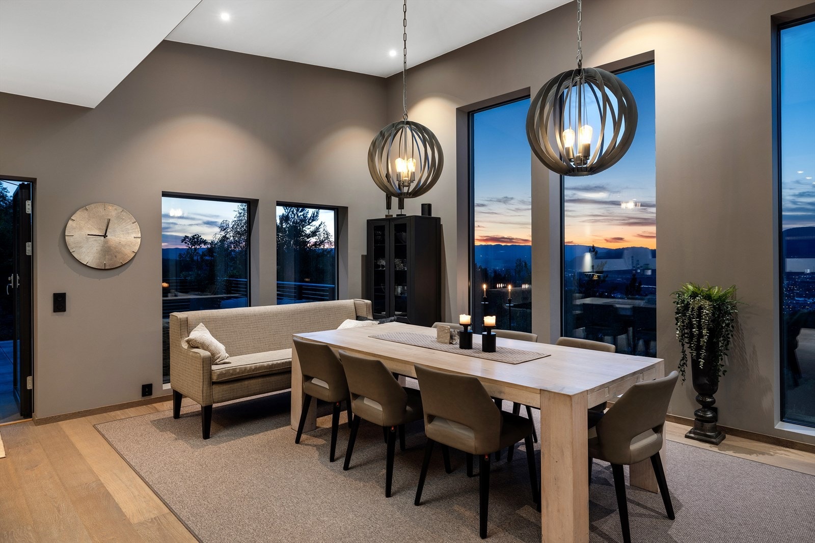 Alt er lagt til rette i stuen for den optimale naturlige lyssettingen og preges av vindusflater som strekker seg fra gulv til tak. Takhøyden strekker seg fra 2,7 meter til hele 4 meter. Galleribilde