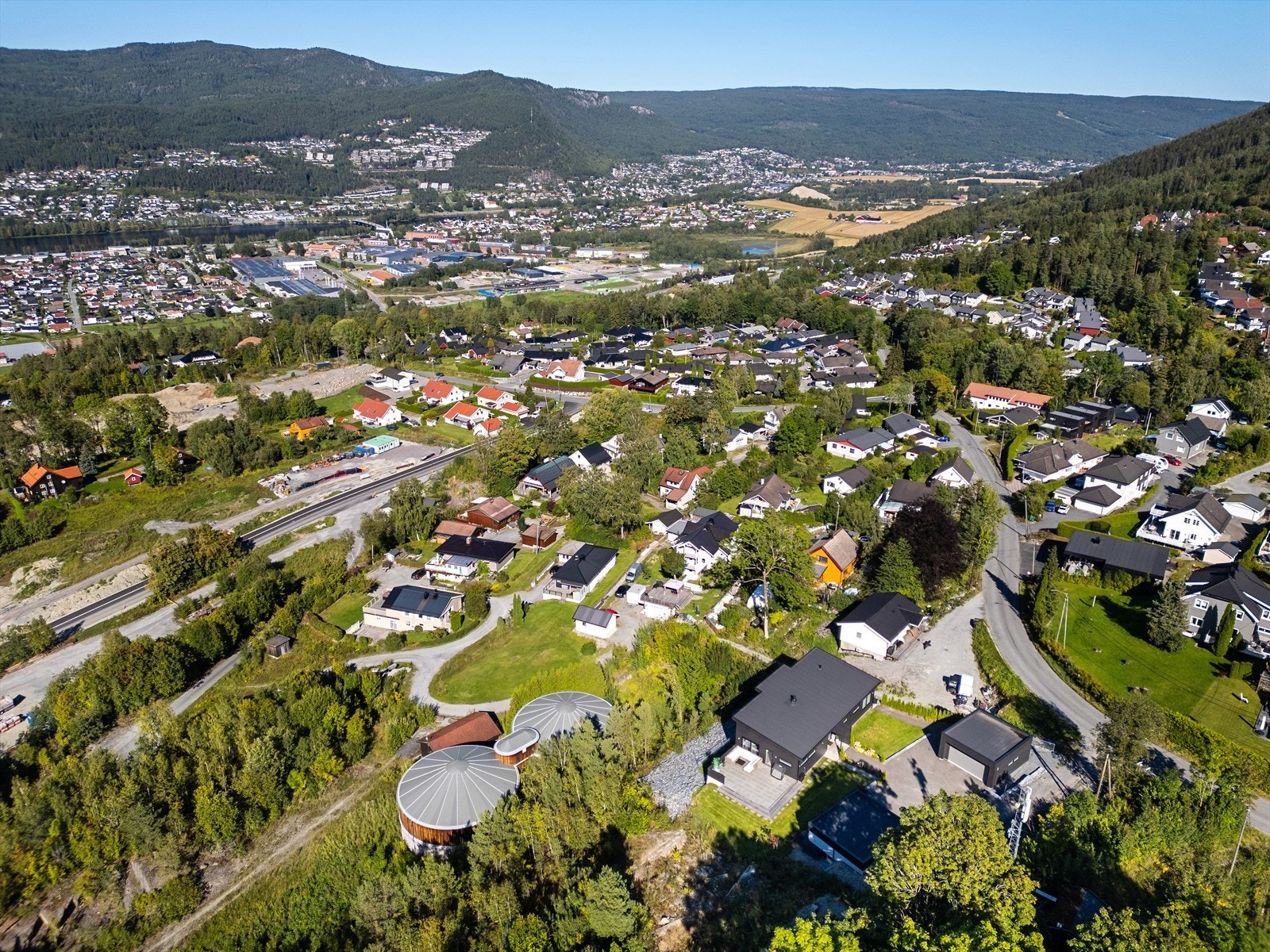 Området er preget av vakker natur med skogkledde åser og flotte turmuligheter, samtidig som det er kort vei til skoler, butikker, og offentlig transport. Galleribilde