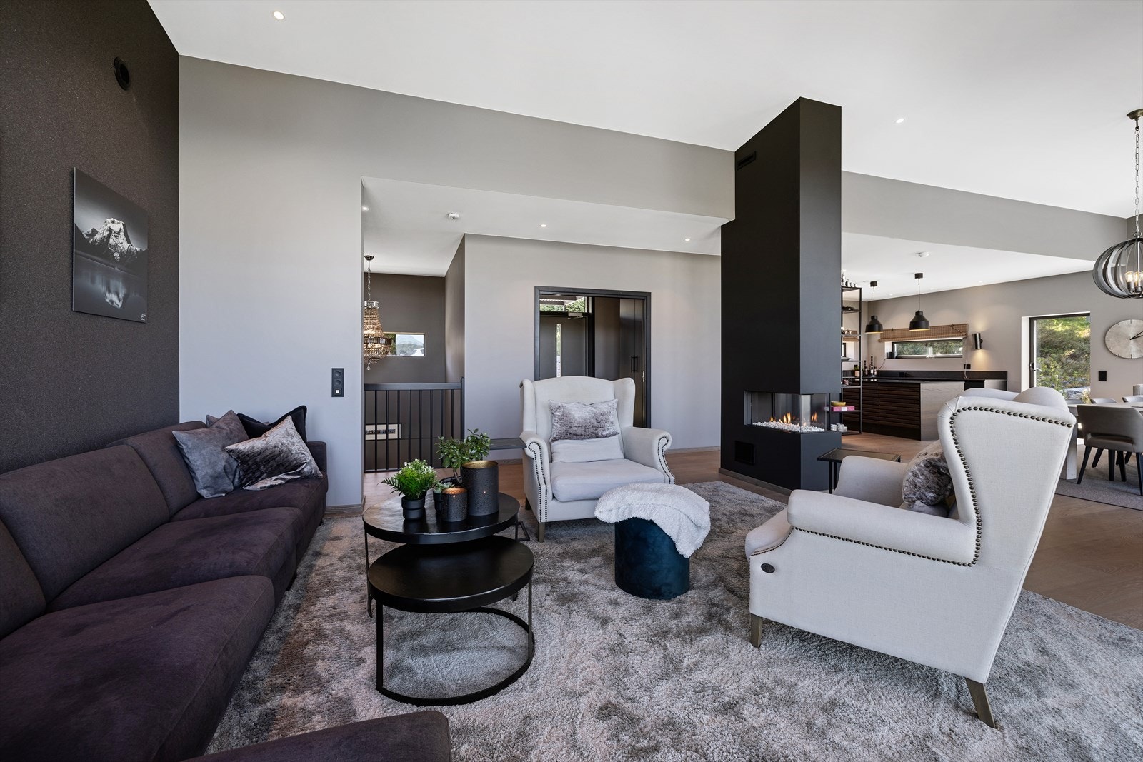 Den delikate stuen oser av eleganse med lyse flater, store vindusflater og en åpen, luftig atmosfære. Galleribilde