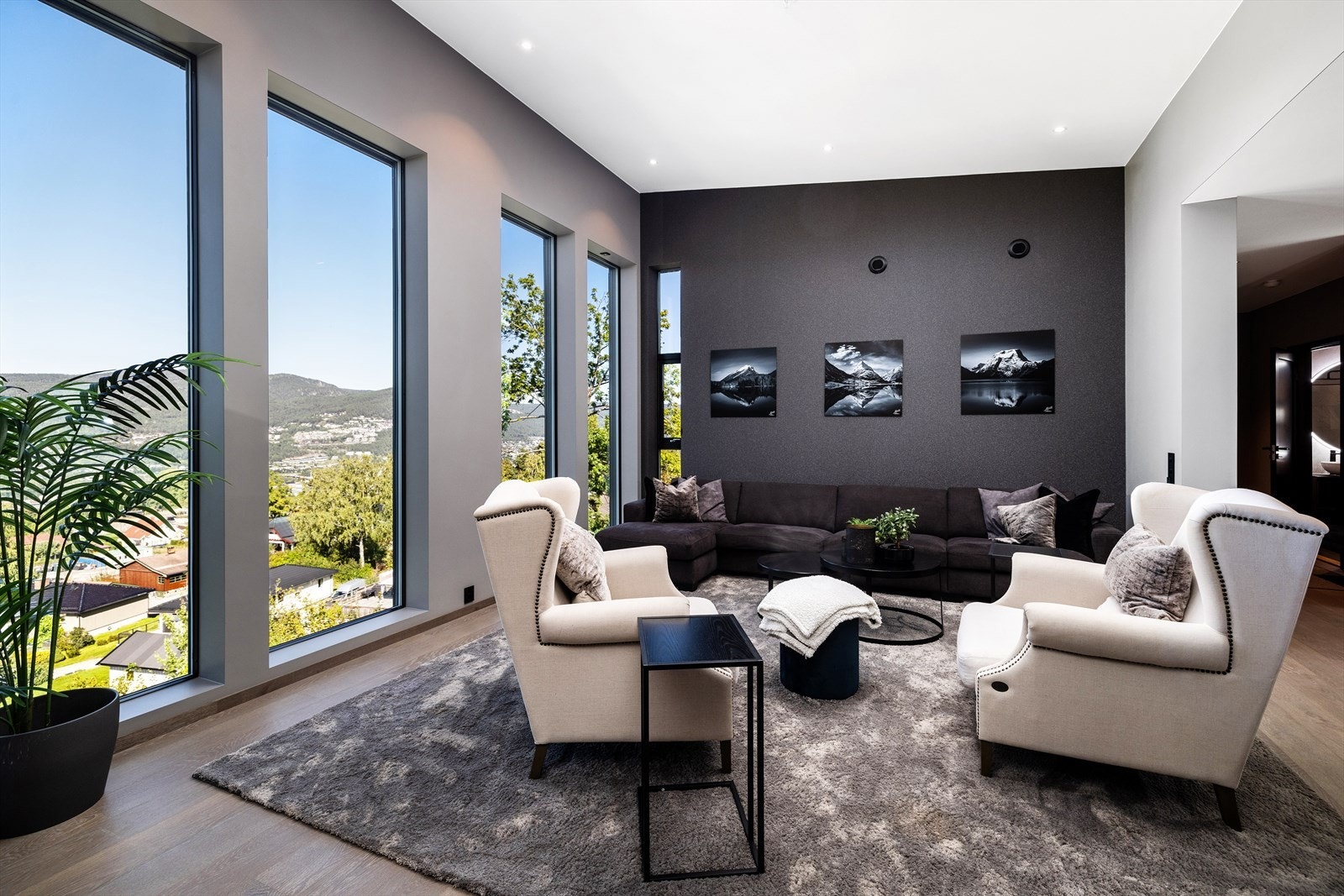 Den fantastiske utsikten mot Eiker-bygdene bringes fint inn i stuen. Galleribilde