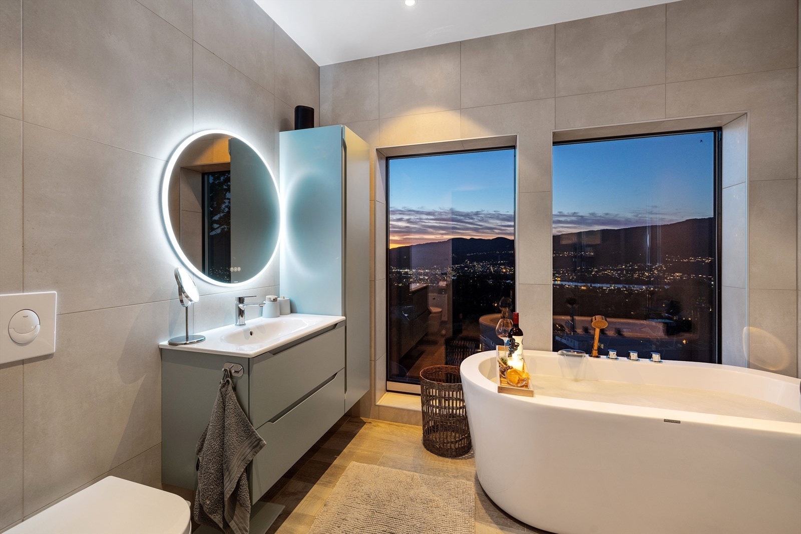 Badet har lyse 60X60 fliser på vegg og store vinduer. Galleribilde