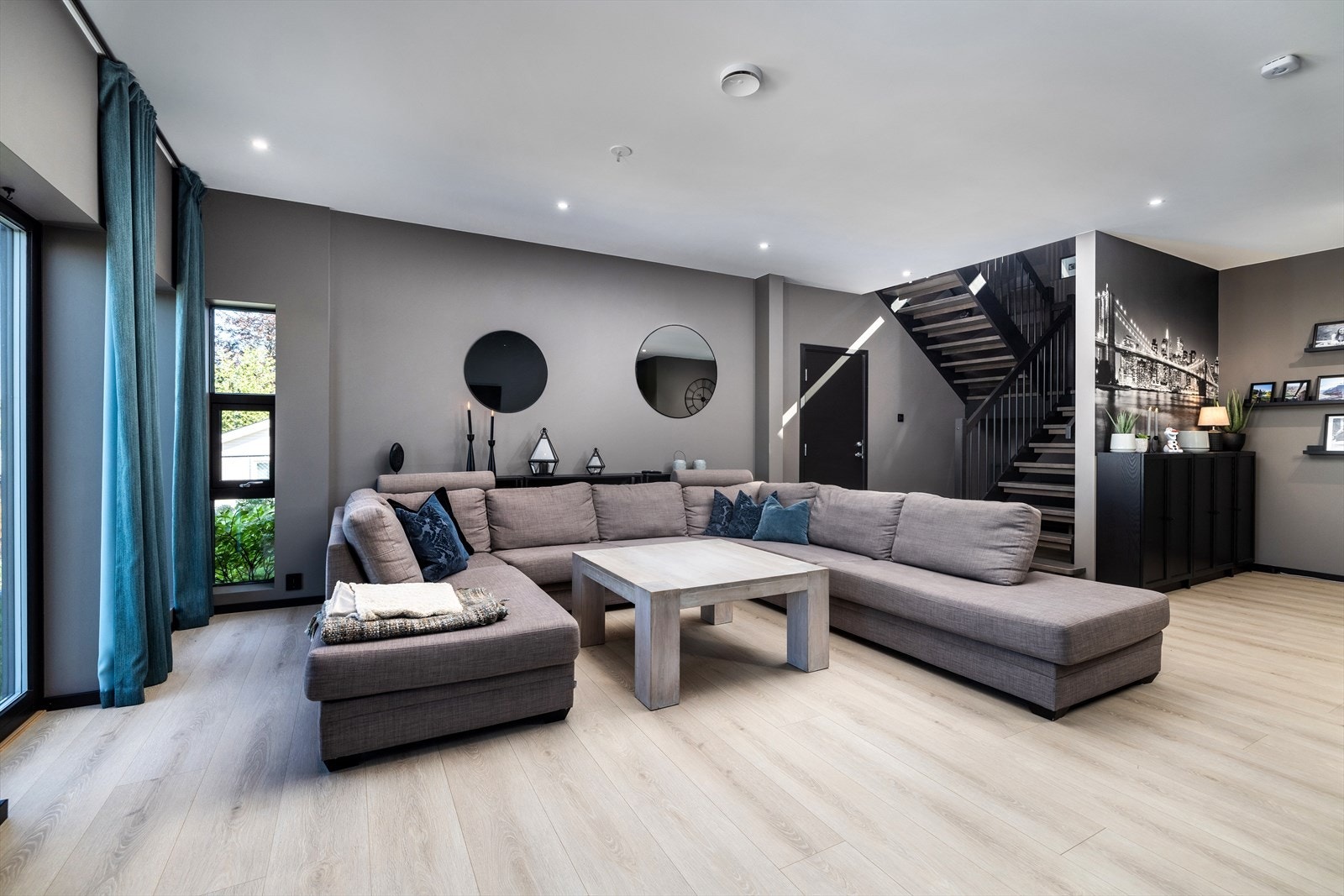 Stuen er romslig med god plass for en stor sofaløsning og underholdningsavdeling. Galleribilde