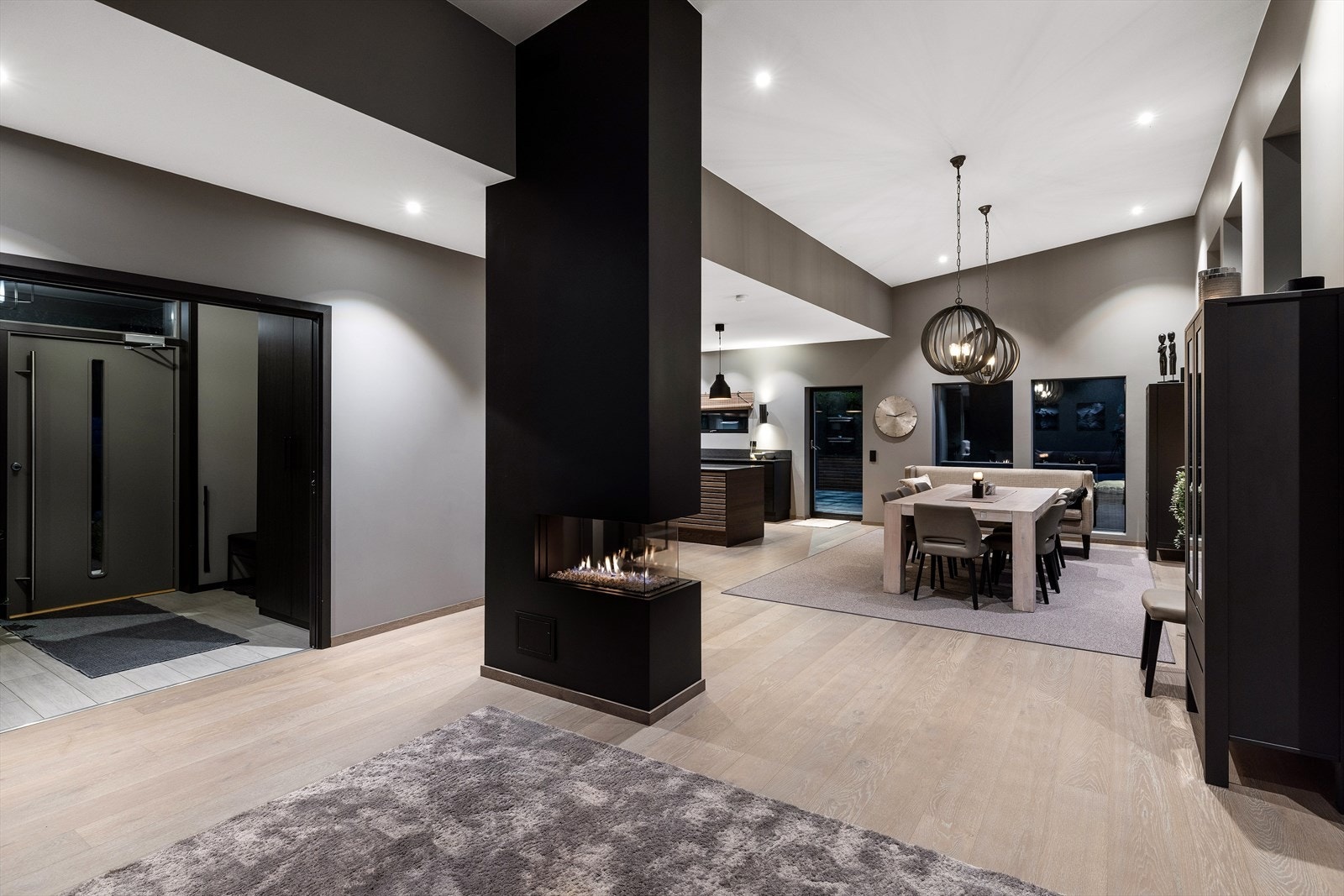 De store vindusflatene slipper inn godt med lys og sammen med ekstra høyde under taket bidrar til å gi rommet en fin romfølelse. Galleribilde