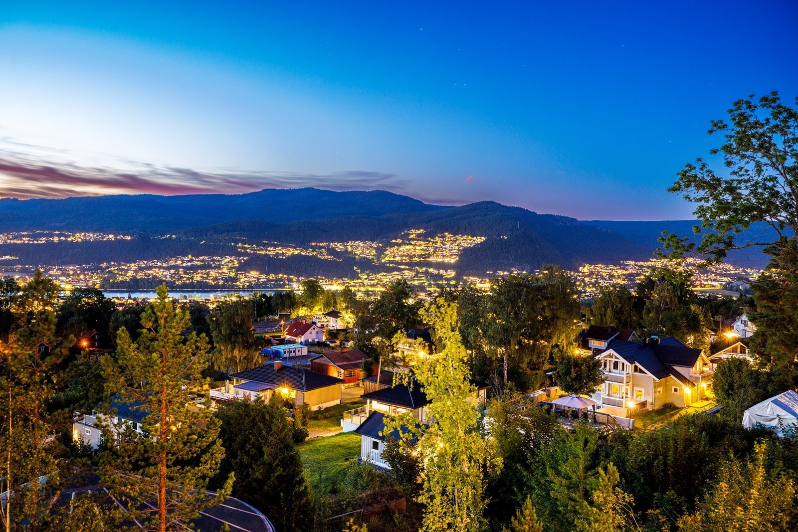 Boligen byr på en fantastisk utsikt som strekker seg over vakre landskap og skaper en imponerende ramme rundt hverdagen. Galleribilde