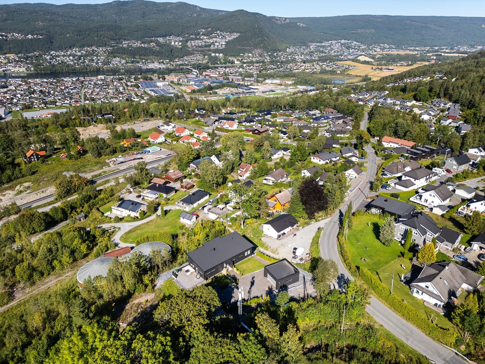 Det er flere barnehager i nærheten og barneskolen Åsen skole ligger i gangavstand til boligen. Det er ca. 3 minutters gange til nærmeste barnehage Åsen barnehage. Galleribilde