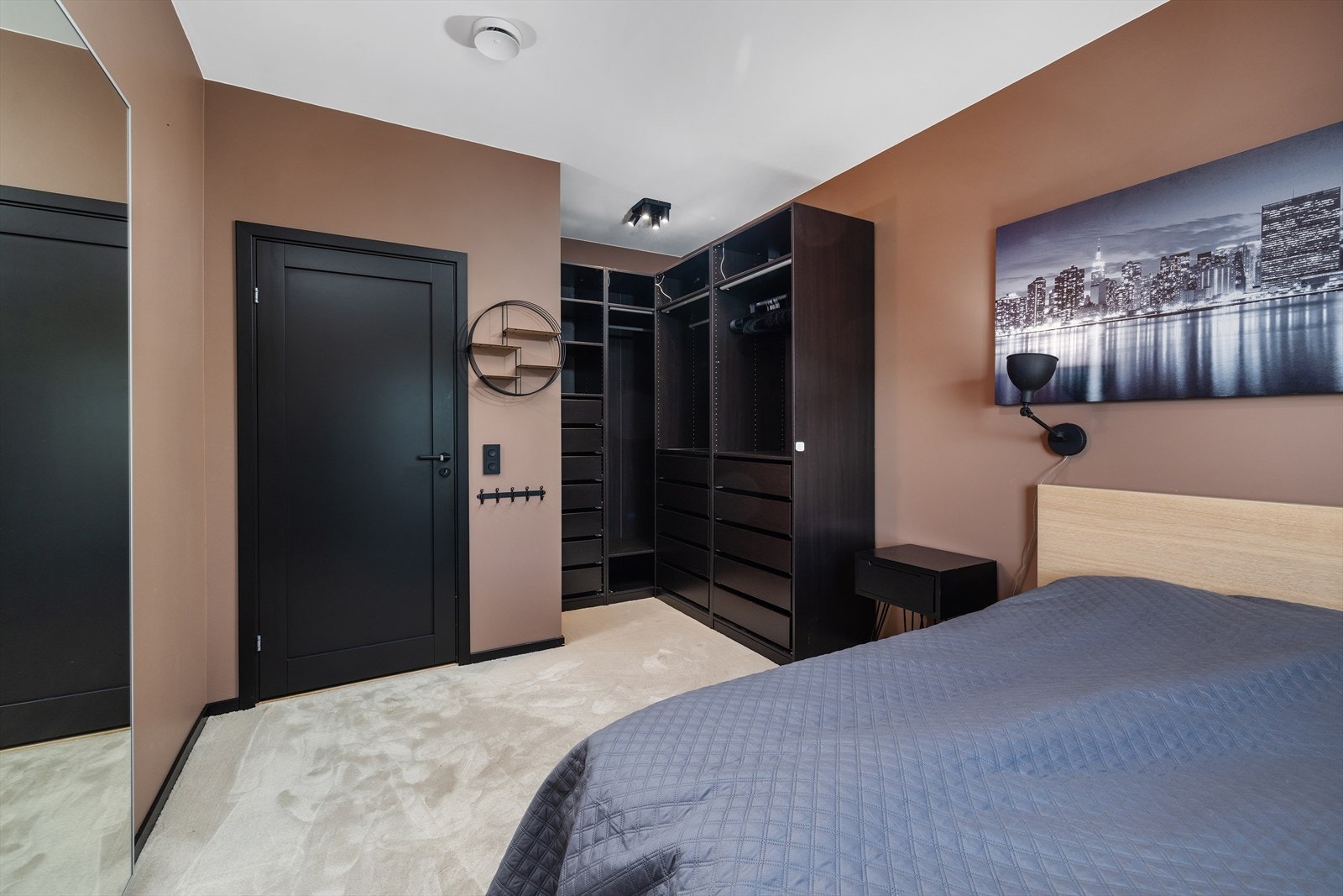 Det ene soverommet i underetasjen er malt i en dus rosatone som utstråler en behagelig atmosfære for avslapning og hvile. Galleribilde