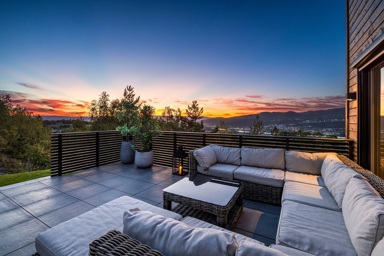 Terrassen er den perfekte plassen for å nyte solnedgangen, med en panoramautsikt og en uforstyrret atmosfære. Galleribilde