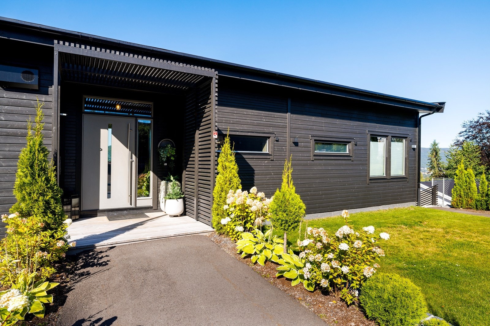 Boligen skiller seg ut med sitt eksklusive utvendige materialvalg, som gir et stilfullt og sofistikert preg. Galleribilde