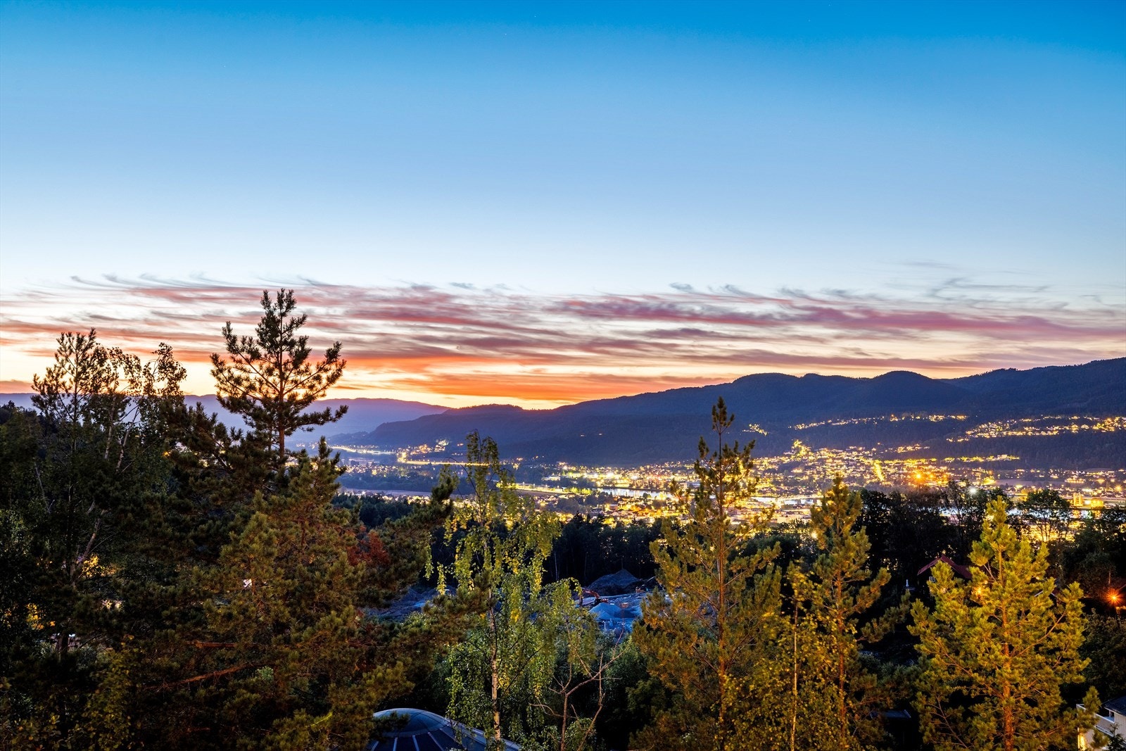 Fantastisk utsikt ut over Eiker bygdene. Galleribilde