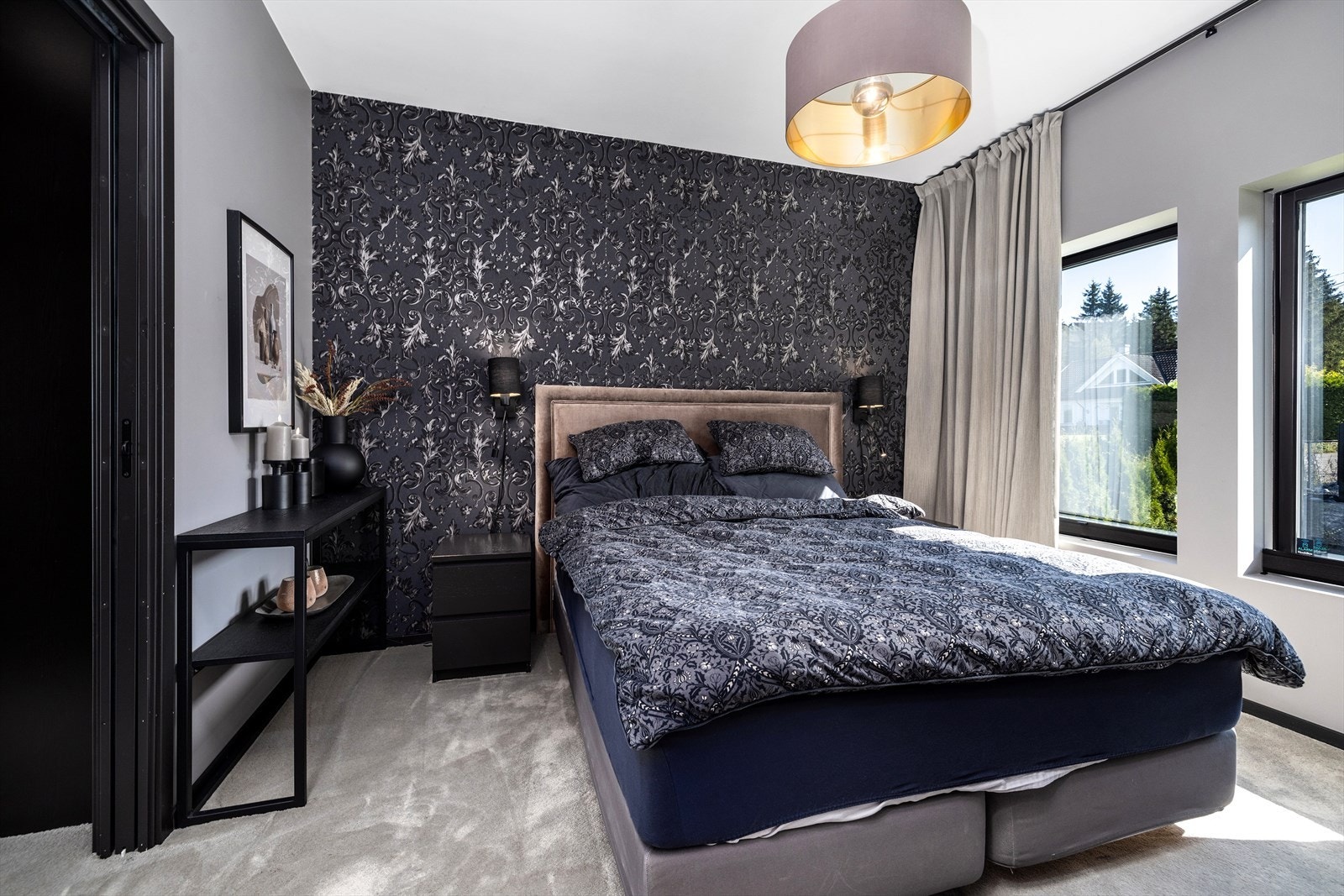 Pent innredet hovedsoverom med suiteløsning som har god plass til dobbeltseng med tilhørende nattbord. Galleribilde