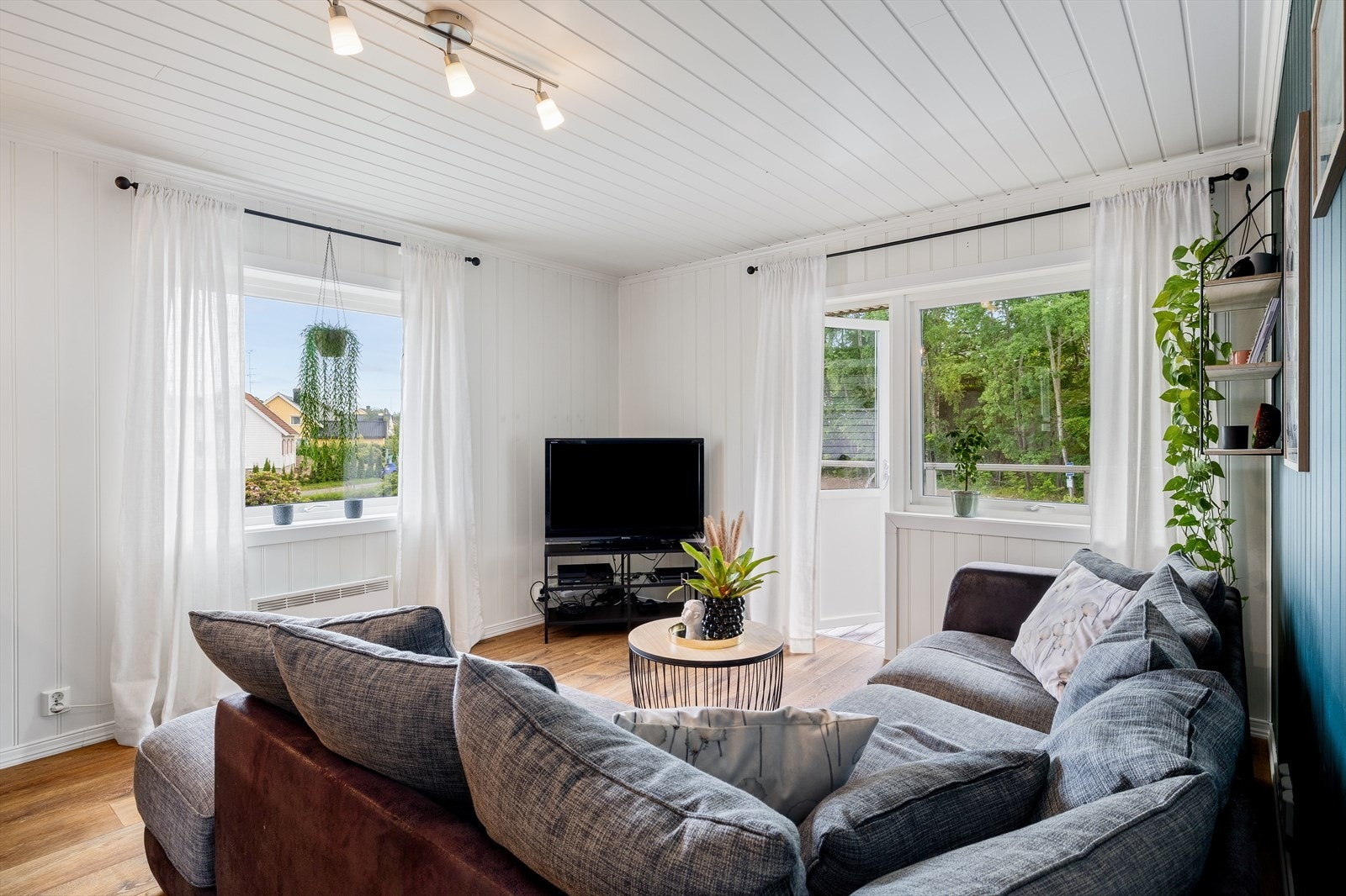 De store vindusflatene slipper inn rikelig med dagslys og skaper en luftig og behagelig atmosfære gjennom hele dagen. Galleribilde