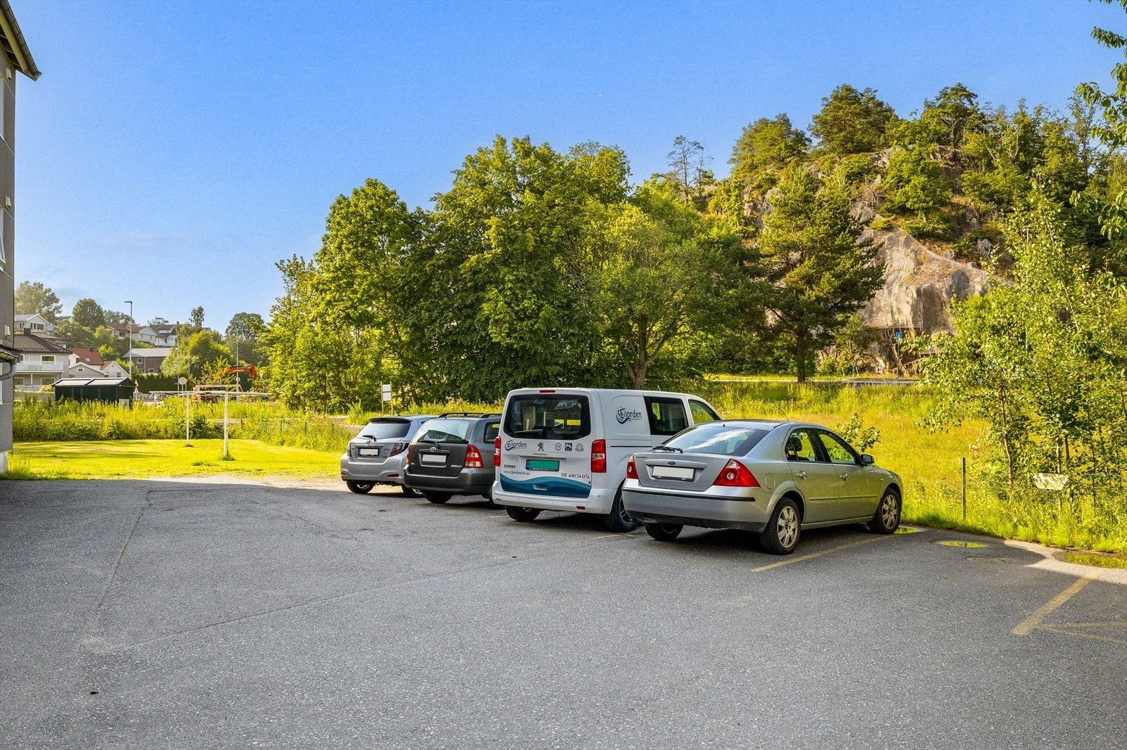 Selve eiendommen er pent opparbeidet med asfaltert gårdsrom, gode biloppstillingsplasser og en stor, frodig hage med god plass til lek og sosiale sammenkomster. Galleribilde
