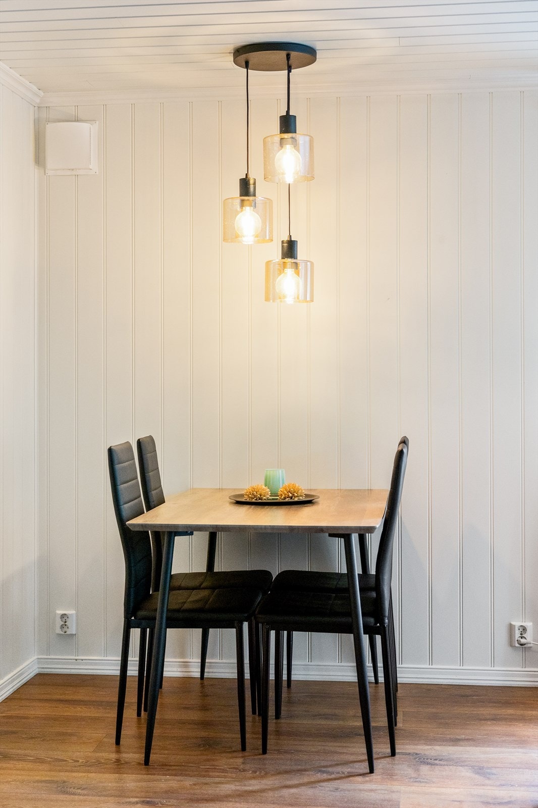 Her er det god plass til spisebord som rommer både hverdagsmiddager og hyggelige sammenkomster. Galleribilde