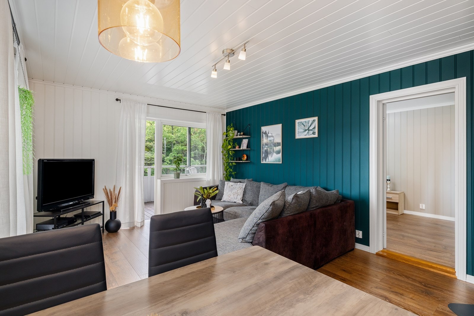 Her er det god plass til både stor sofagruppe og et romslig spisebord, slik at du enkelt kan samle både familie og gjester til hyggelige stunder. Galleribilde