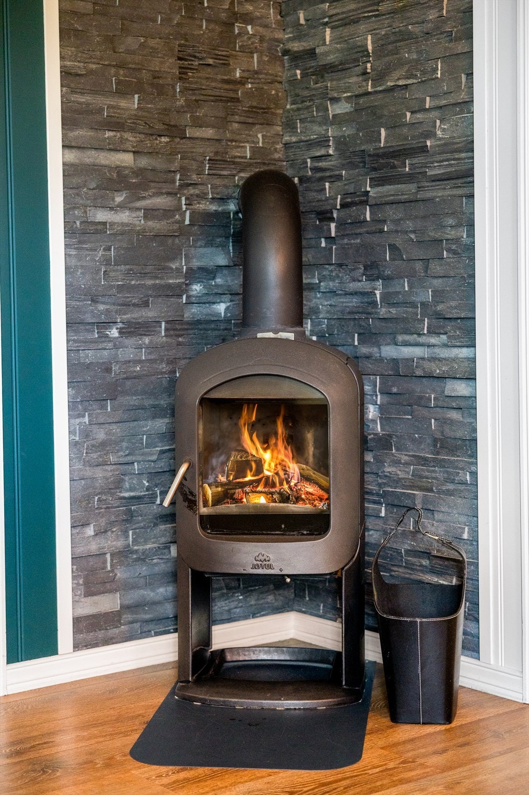 Midtpunktet i rommet er en moderne peisovn som både varmer godt og tilfører en lun og koselig stemning. Galleribilde