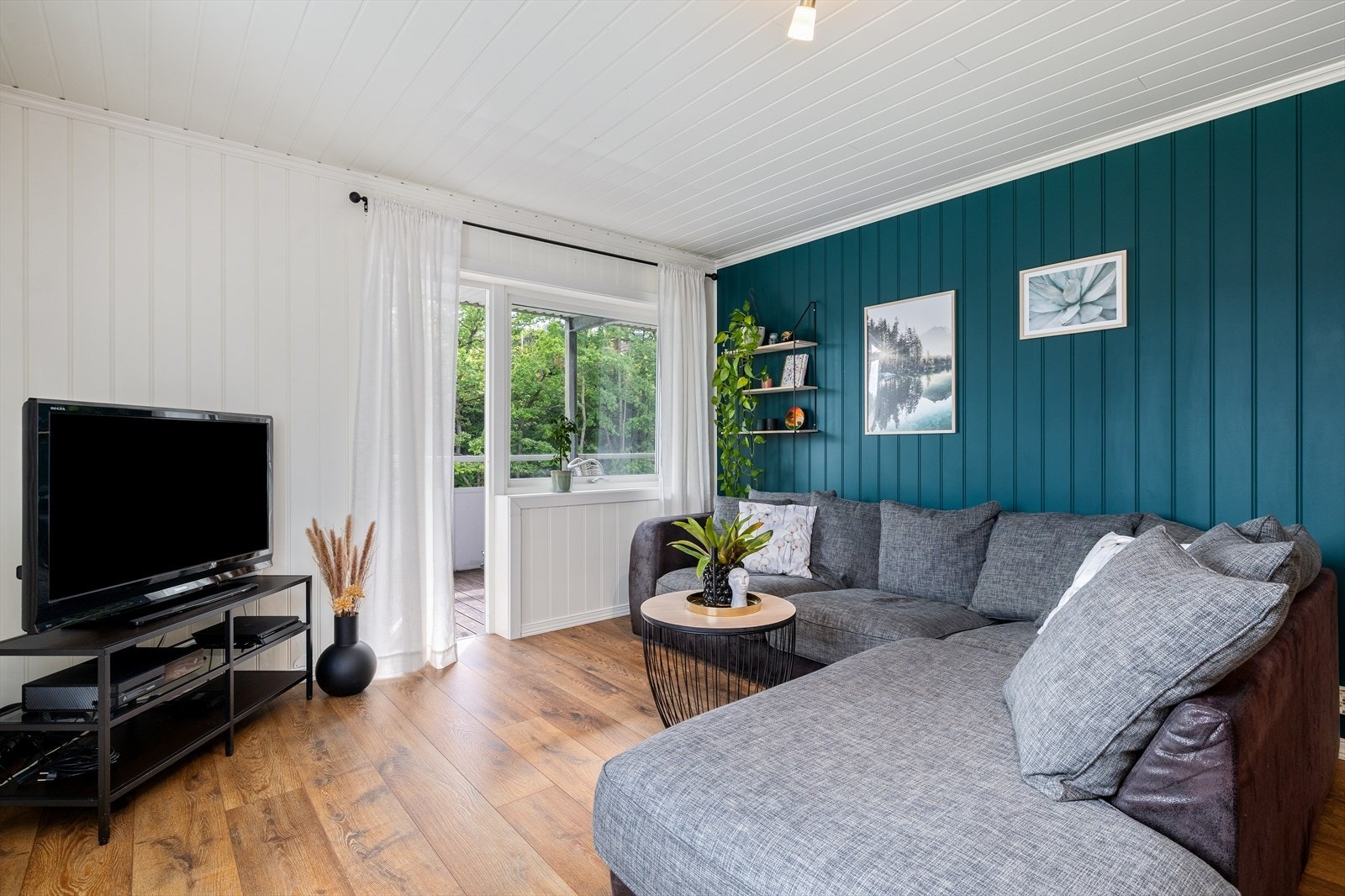 Fra stuen er det direkte utgang til en vestvendt balkong - et nydelig uterom som inviterer til avslapning i solen fra ettermiddag til kveld. Galleribilde