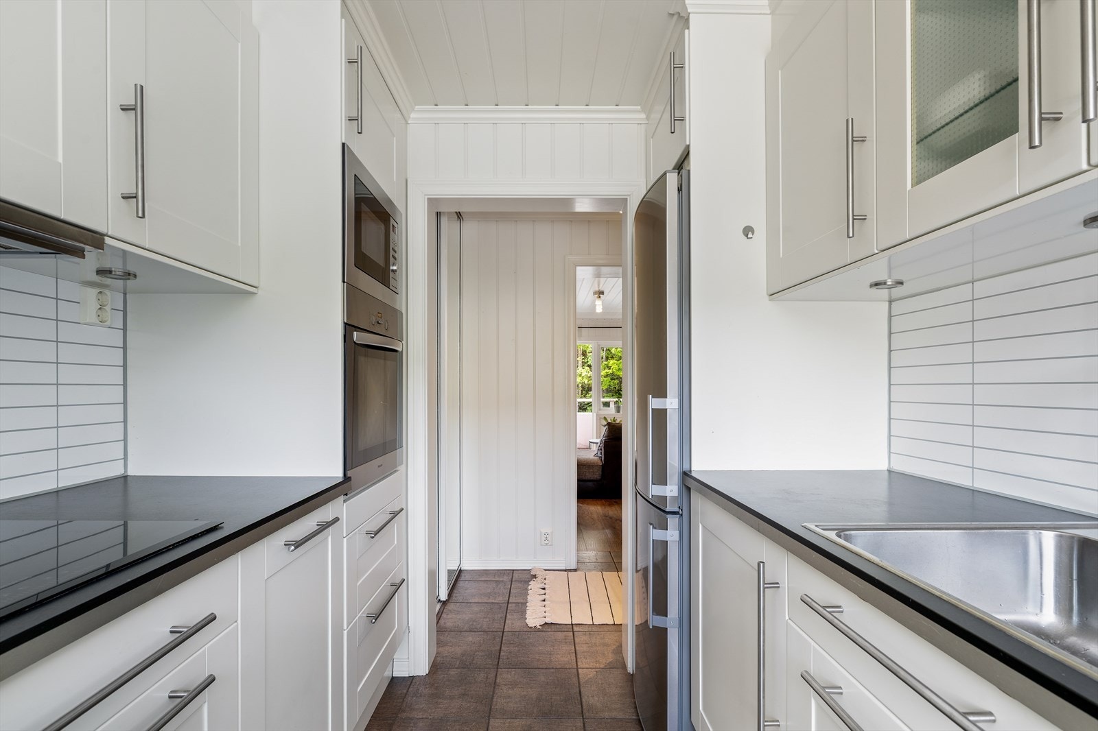 Det er tilrettelagt for både kjøleskap og oppvaskmaskin. Effektiv kjøkkenventilator med avtrekk direkte ut sikrer godt inneklima under matlagingen. Galleribilde