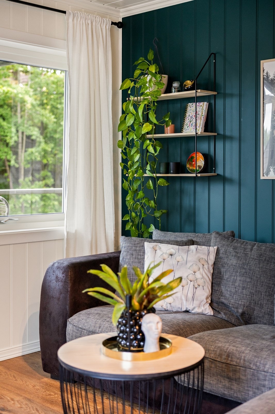 En gjennomført kontrastvegg i en dempet, tidsriktig farge gir rommet karakter og dybde, samtidig som den harmonerer med de øvrige overflatene. Galleribilde