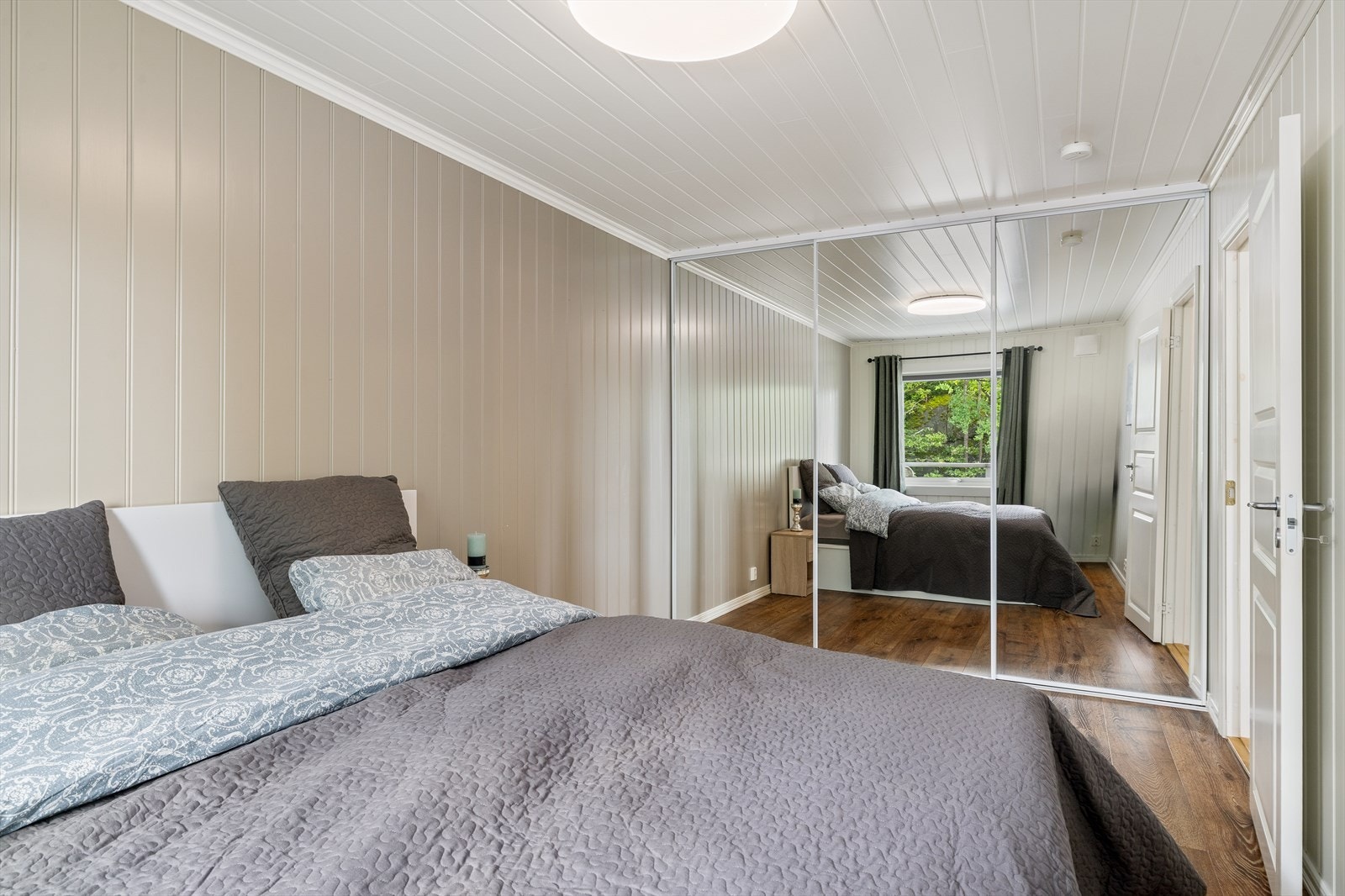 Rommet har en god størrelse med plass til stor seng og nattbord, og fremstår som et fredelig og innbydende hvilested. Galleribilde