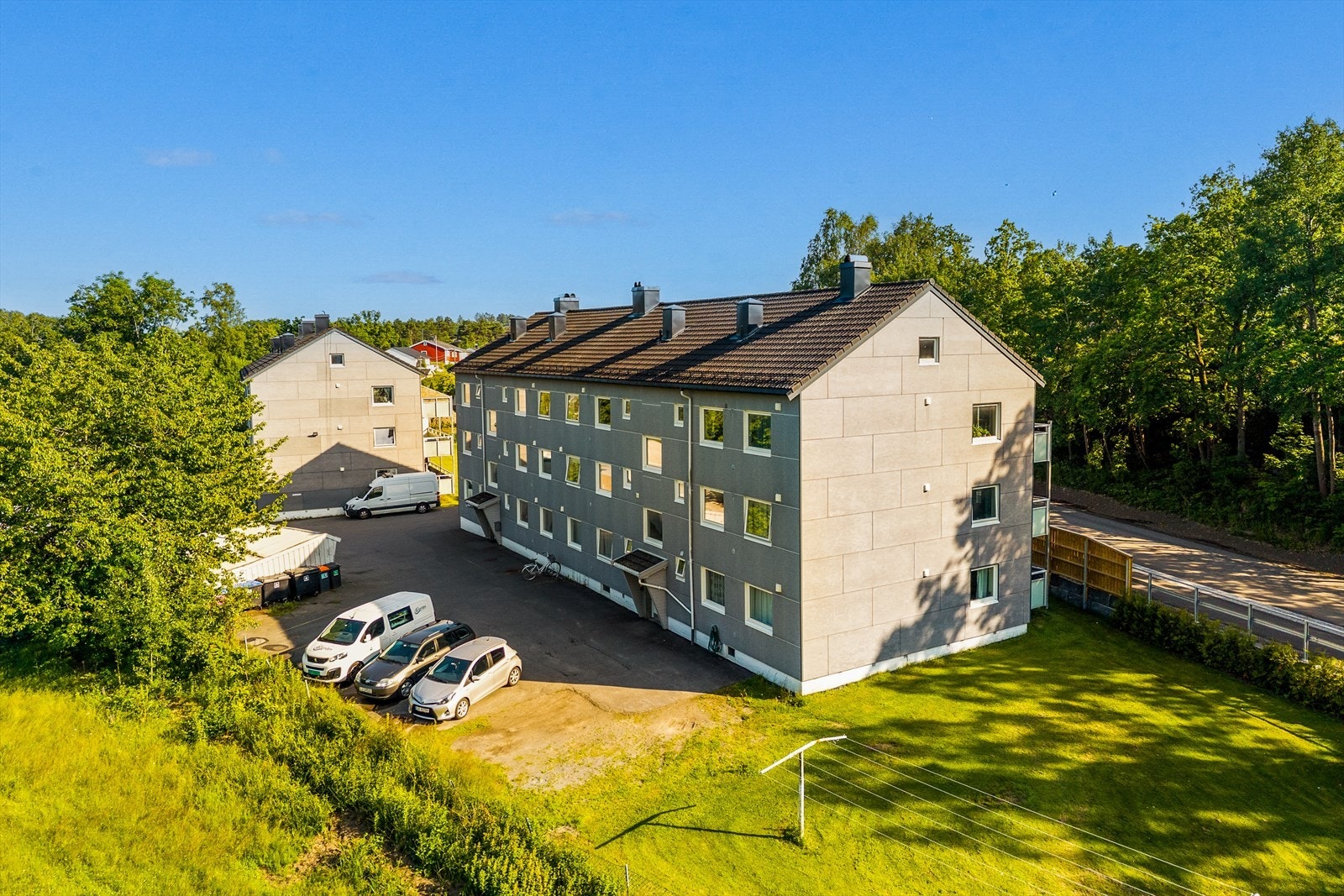 Tomten er eiet av borettslaget og fremstår som svært tiltalende og velholdt. Galleribilde