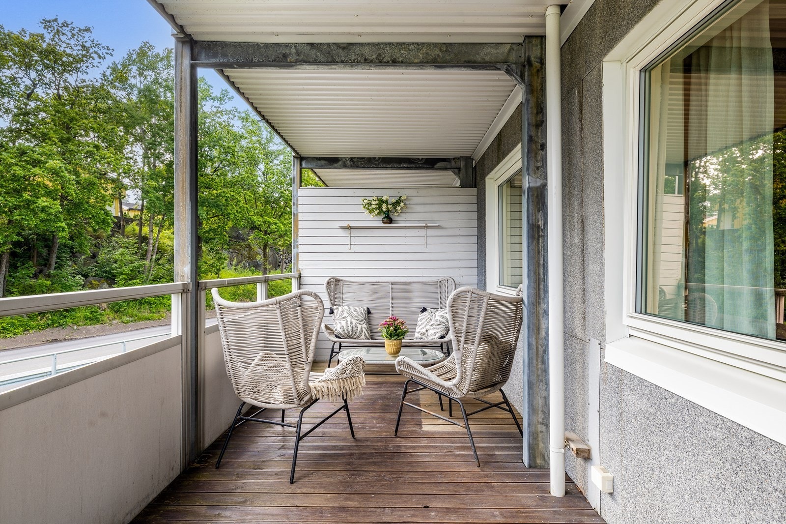 Nyt rolige morgenstunder eller sene sommerkvelder med utsyn og ettermiddagssol som varer. En liten oase i hverdagen! Galleribilde