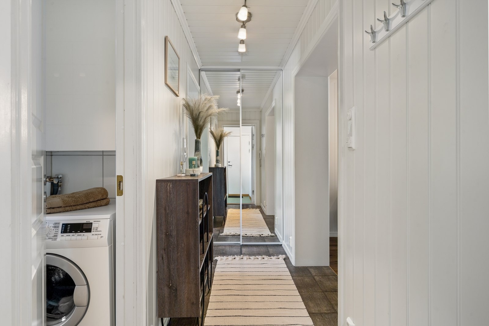 Leiligheten har en lys og innbydende entré som gir et svært godt førsteinntrykk. Galleribilde