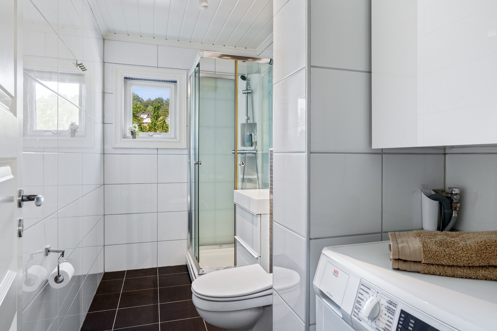 Pent flislagt bad/vaskerom med behagelig gulvvarme som gir ekstra komfort hele året. Galleribilde