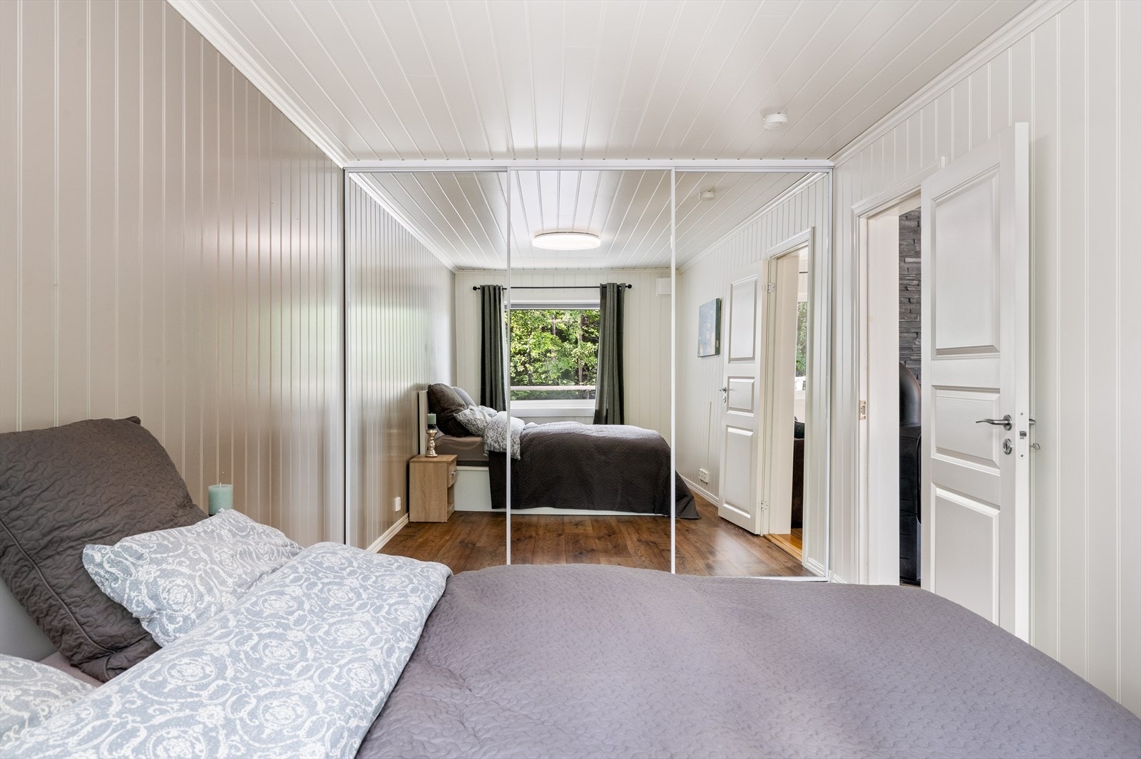 En stor skyvedørsgarderobe gir rikelig med oppbevaringsplass og bidrar til et ryddig og oversiktlig innemiljø. Her ligger alt til rette for rolige netter og en god start på dagen. Galleribilde