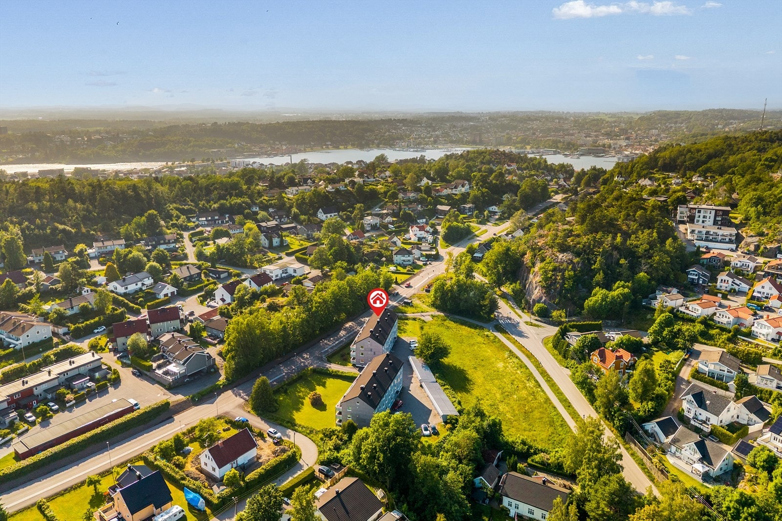 Velkommen til et hjem med en svært ettertraktet beliggenhet, kun ca. 3 km fra Sandefjord sentrum! Galleribilde
