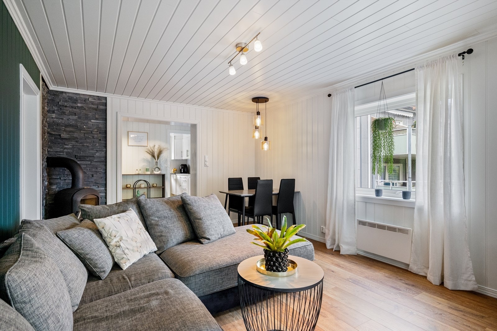 Stuen er et naturlig hjerte i boligen, og et sted man virkelig trives. Galleribilde