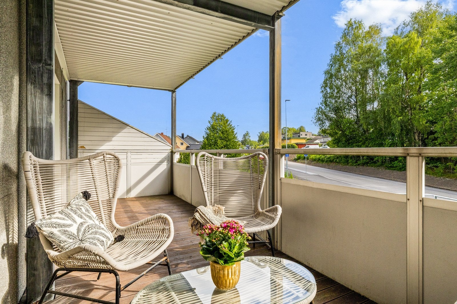 Her sitter du lunt og skjermet, med god plass til både spisegruppe, grill og blomsterkrukker. Galleribilde