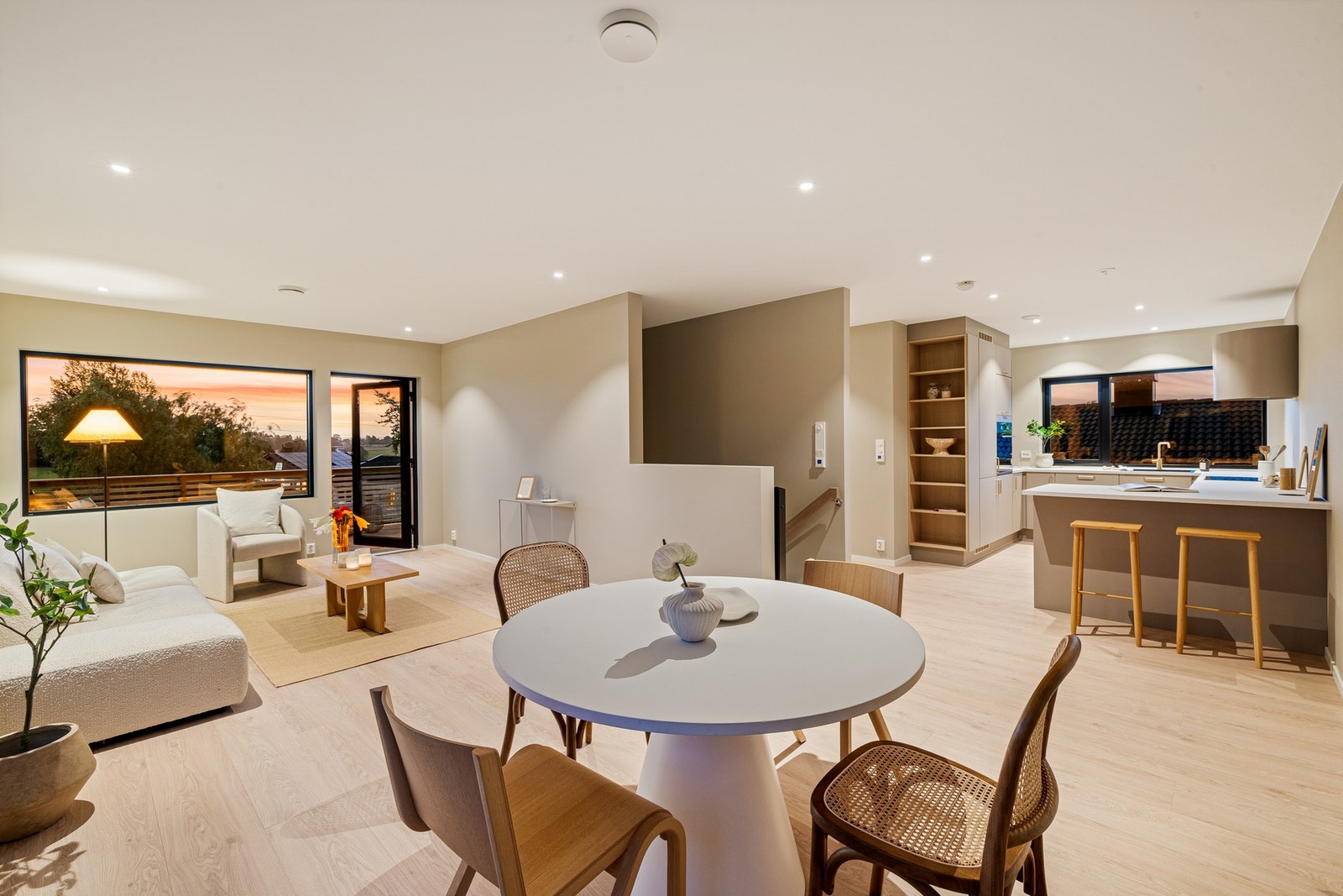 Nyoppført selveier med store oppholdsrom - lekkert innredet Galleribilde