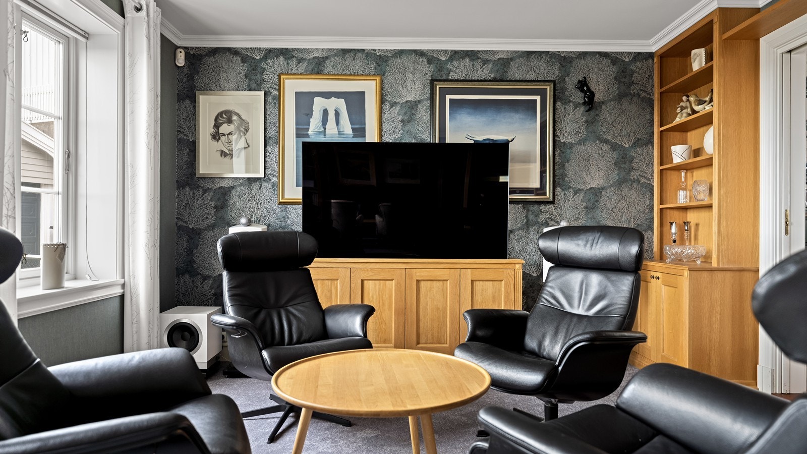 Stilig møbel med TV-heis. TV og møbel følger boligen Galleribilde