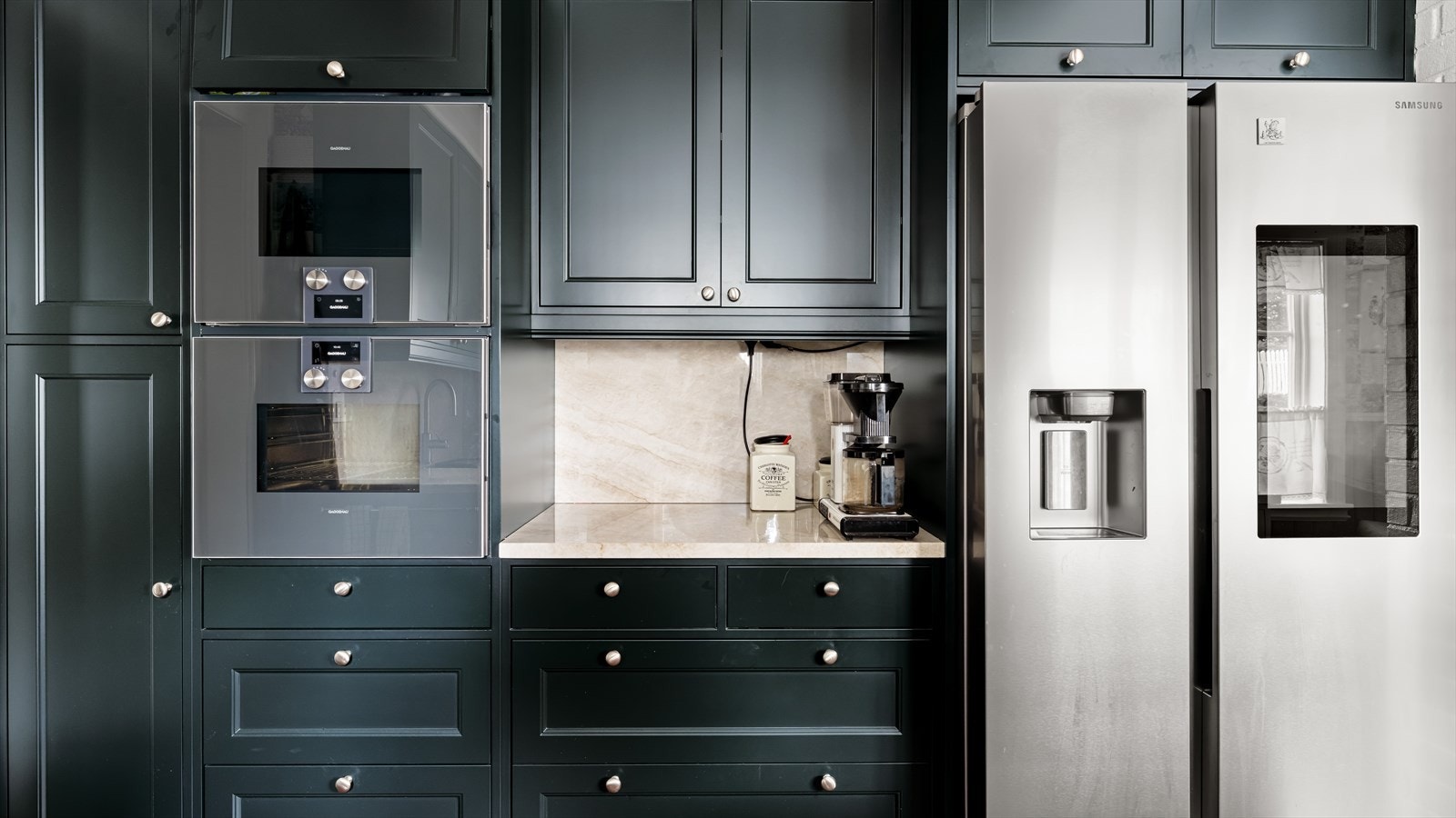 Kjøkkenet er utstyrt med svært eksklusive hvitevarer med bl.a. Gaggenau stekeovn og kombiovn med mikro- og dampfunskjon Galleribilde