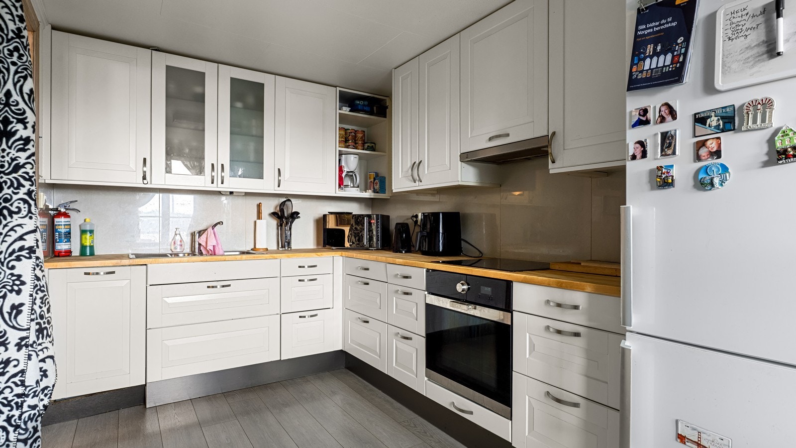 Lyst og pent kjøkken med god benk- og skapplass Galleribilde