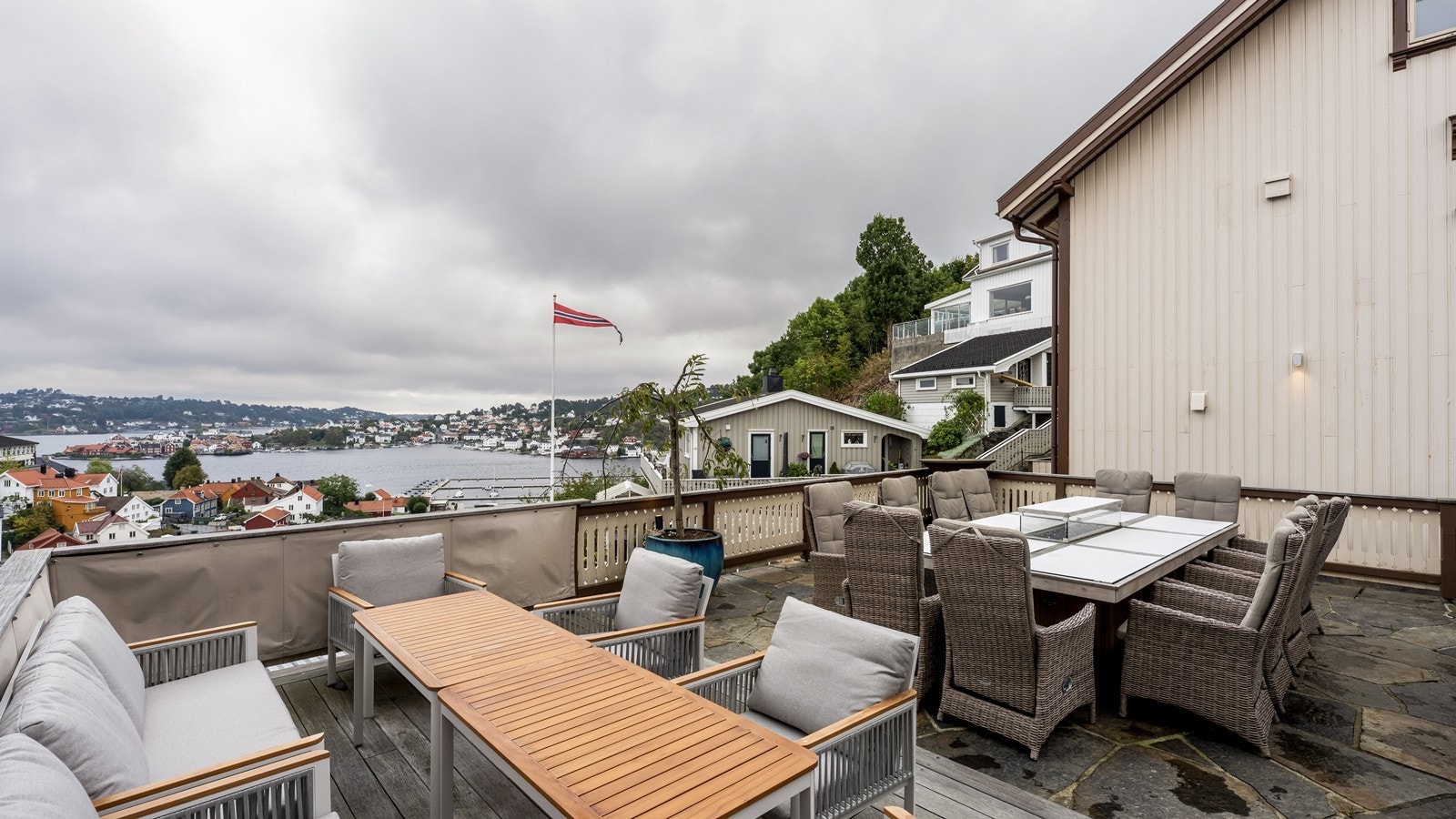 Romslig terrasse med flott utsikt Galleribilde