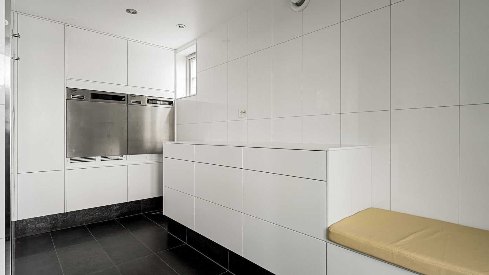 Alt av innredning på badet er bygget i Corian Galleribilde