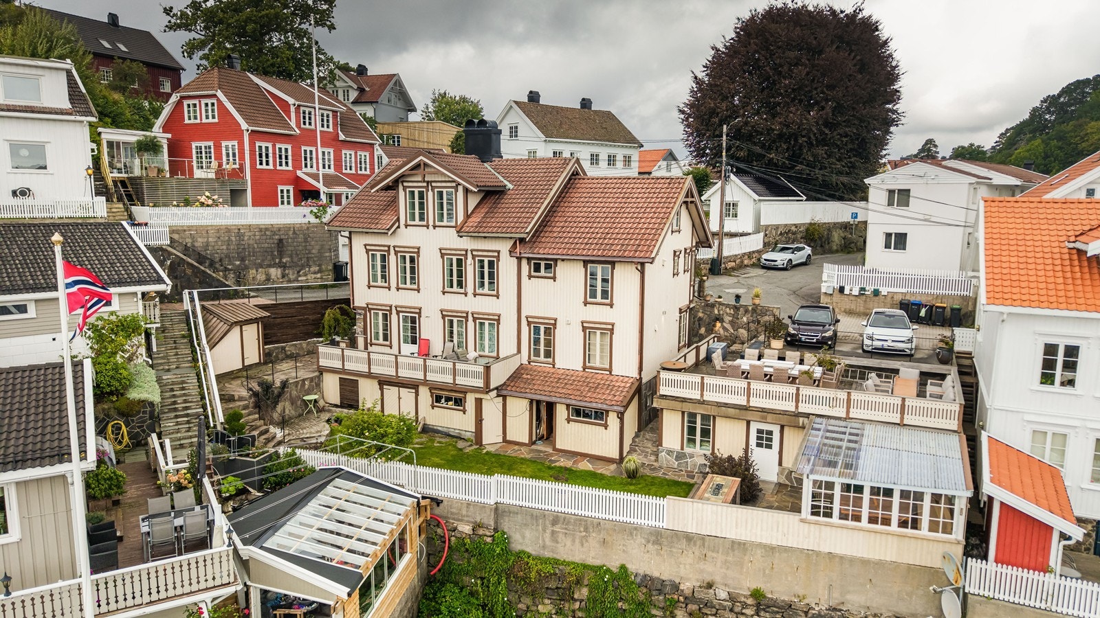 Påkostet og godt vedlikehold sveitservilla i autentiske og flotte farger Galleribilde