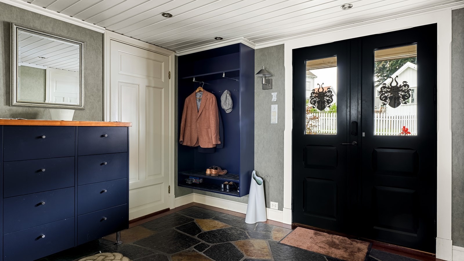 Innbydende og fin entré med skiferlagt gulv Galleribilde