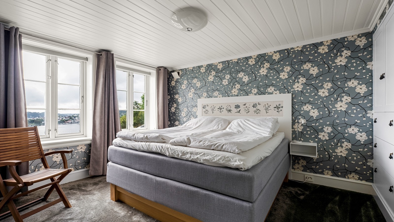 Hovedsoverommet er av fin størrelse og har nydelig utsikt Galleribilde