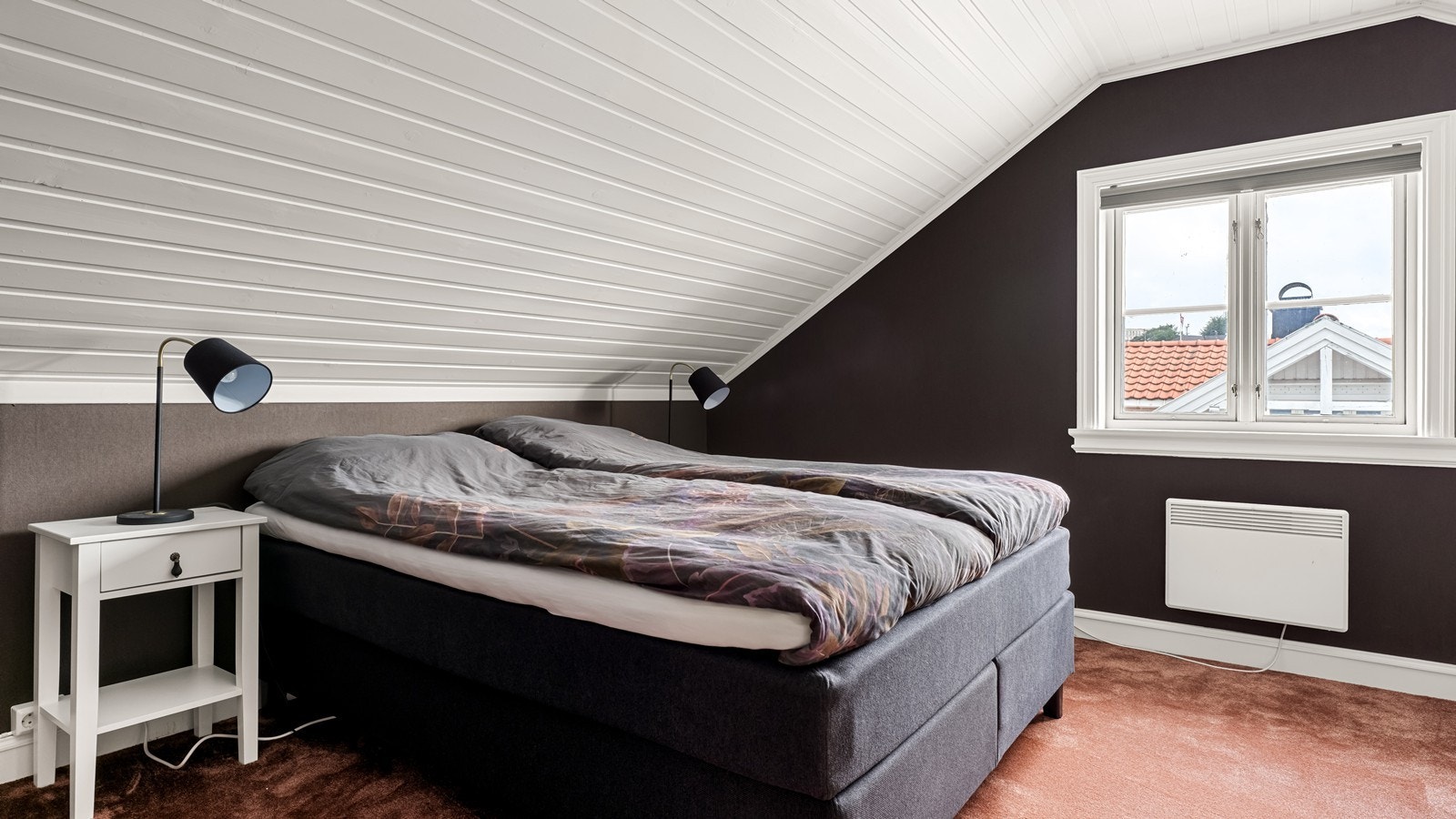 Romslig soverom med god plass til seng Galleribilde