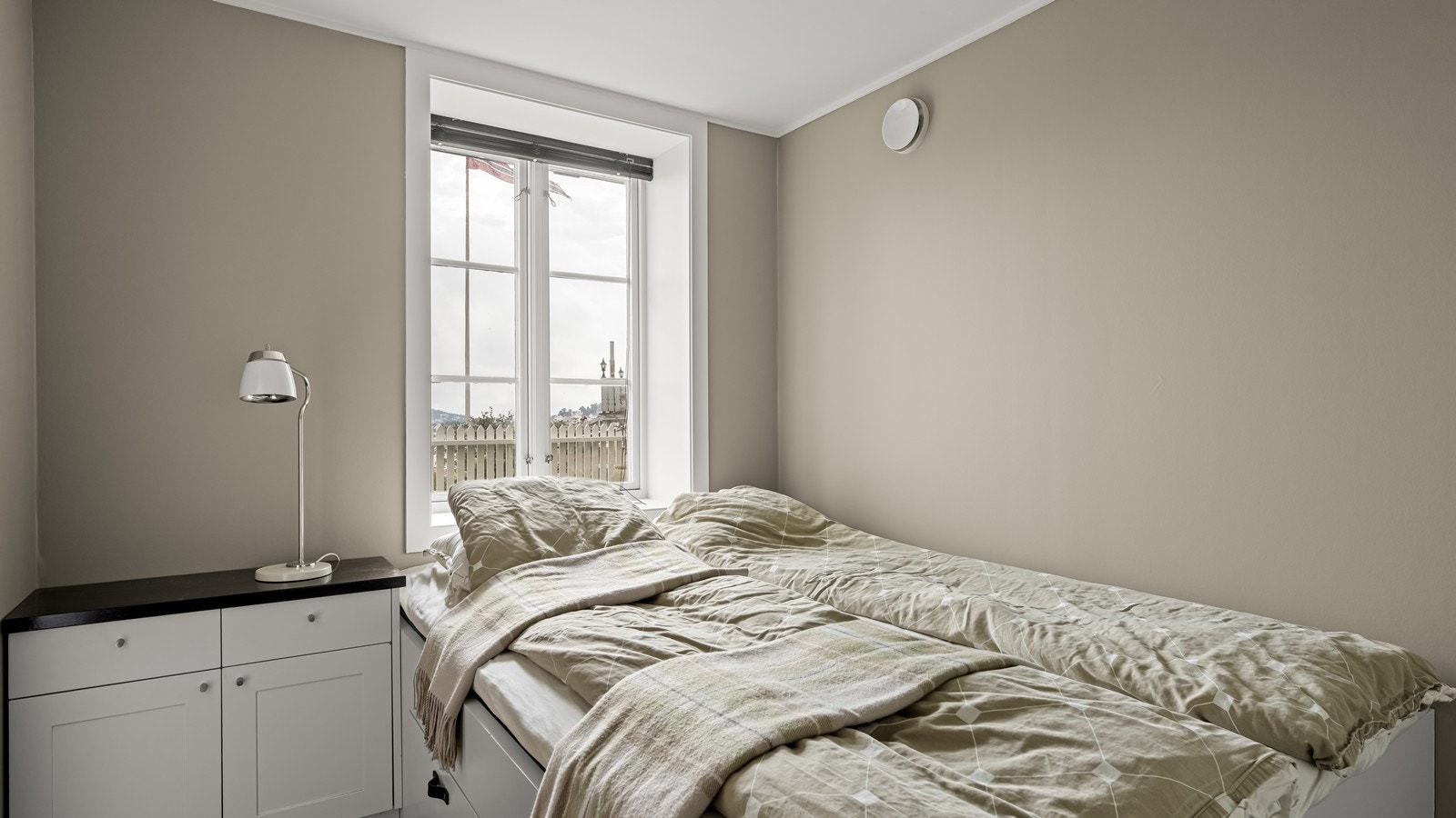 Innbydende soverom av fin størrelse Galleribilde