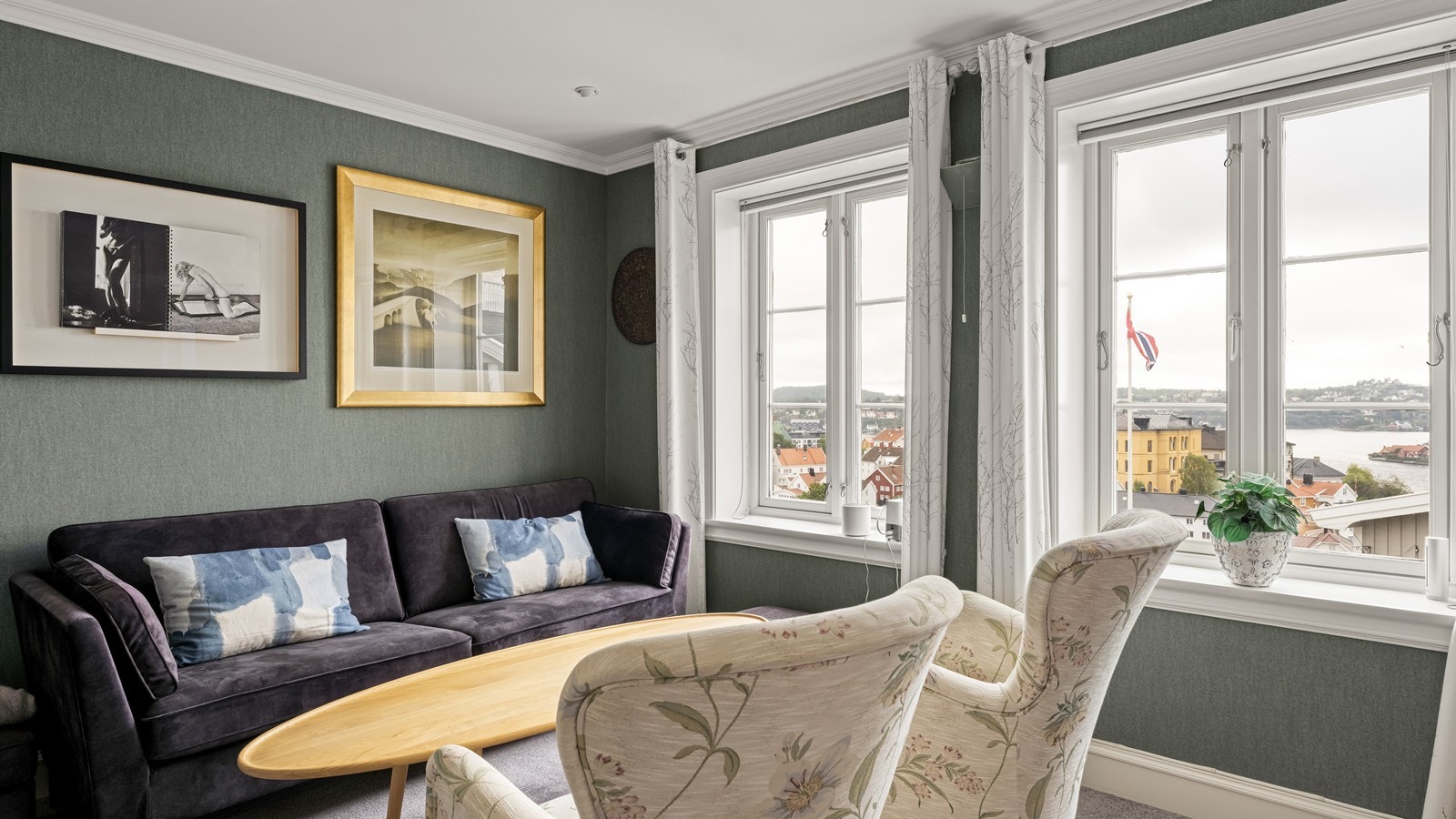 Fra stuen er det utsikt mot Tyholmen, Galtesund og indre byfjord Galleribilde