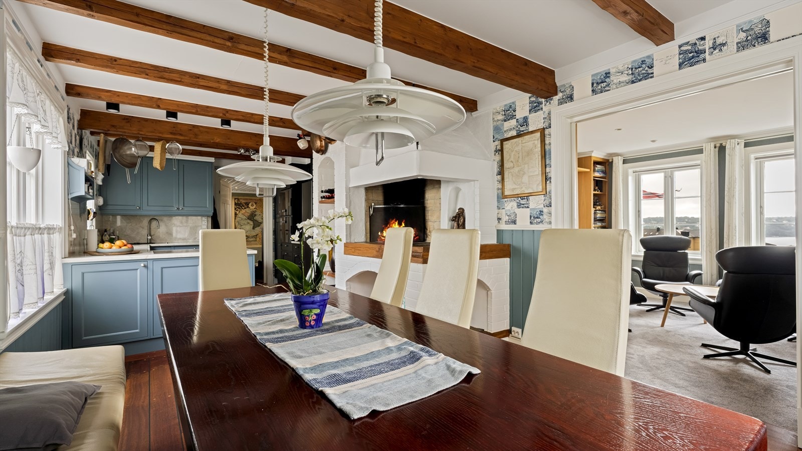 På kjøkkenet er det god plass til stor spisegruppe Galleribilde