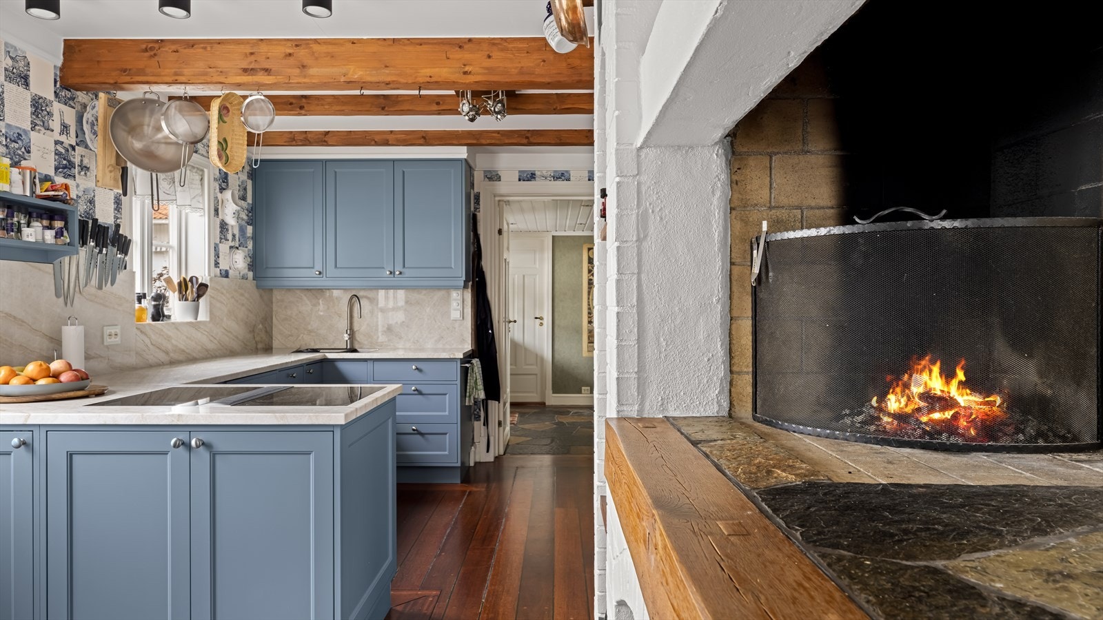 Ved kjøkkenet er det hyggelig, åpen peis Galleribilde