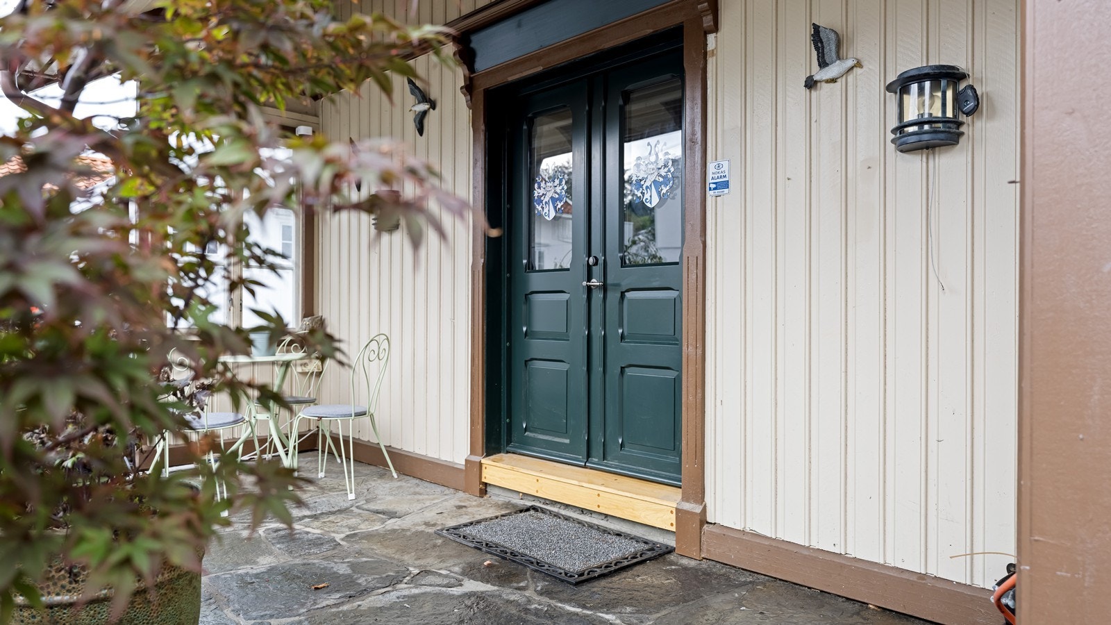 Nydelig inngangsdør med flotte detaljer Galleribilde